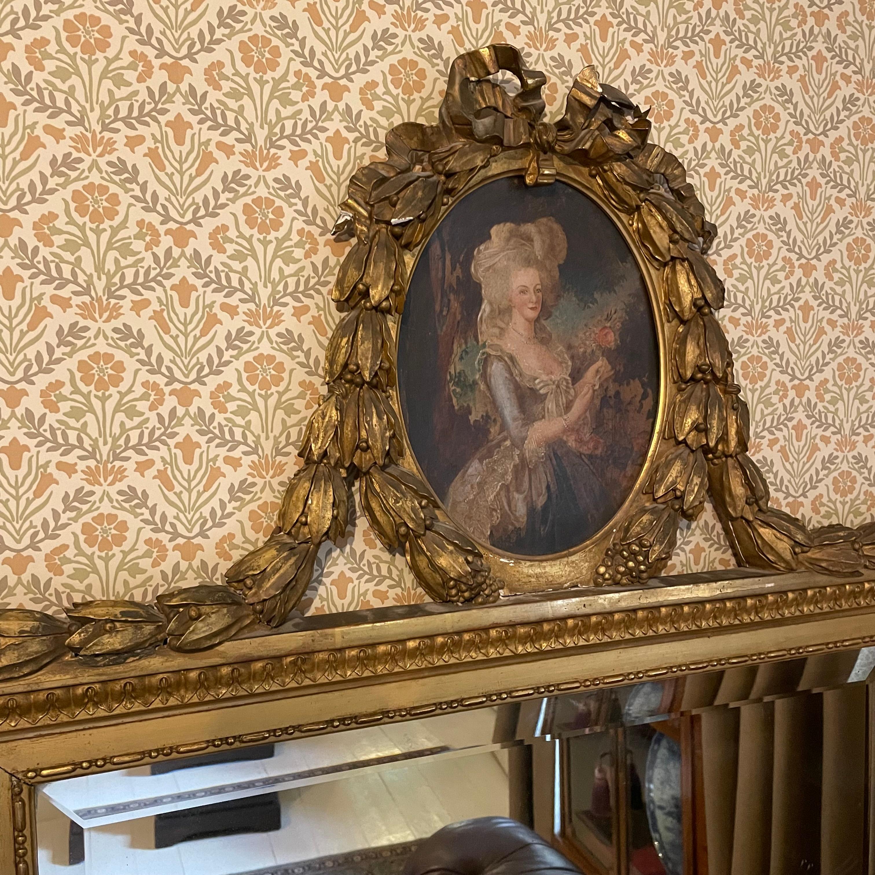 Grande specchio da parete della casa di campagna in legno dorato e composizione con pannello dipinto a olio raffigurante Maria Antoniettaa 
Circa 1875. 
