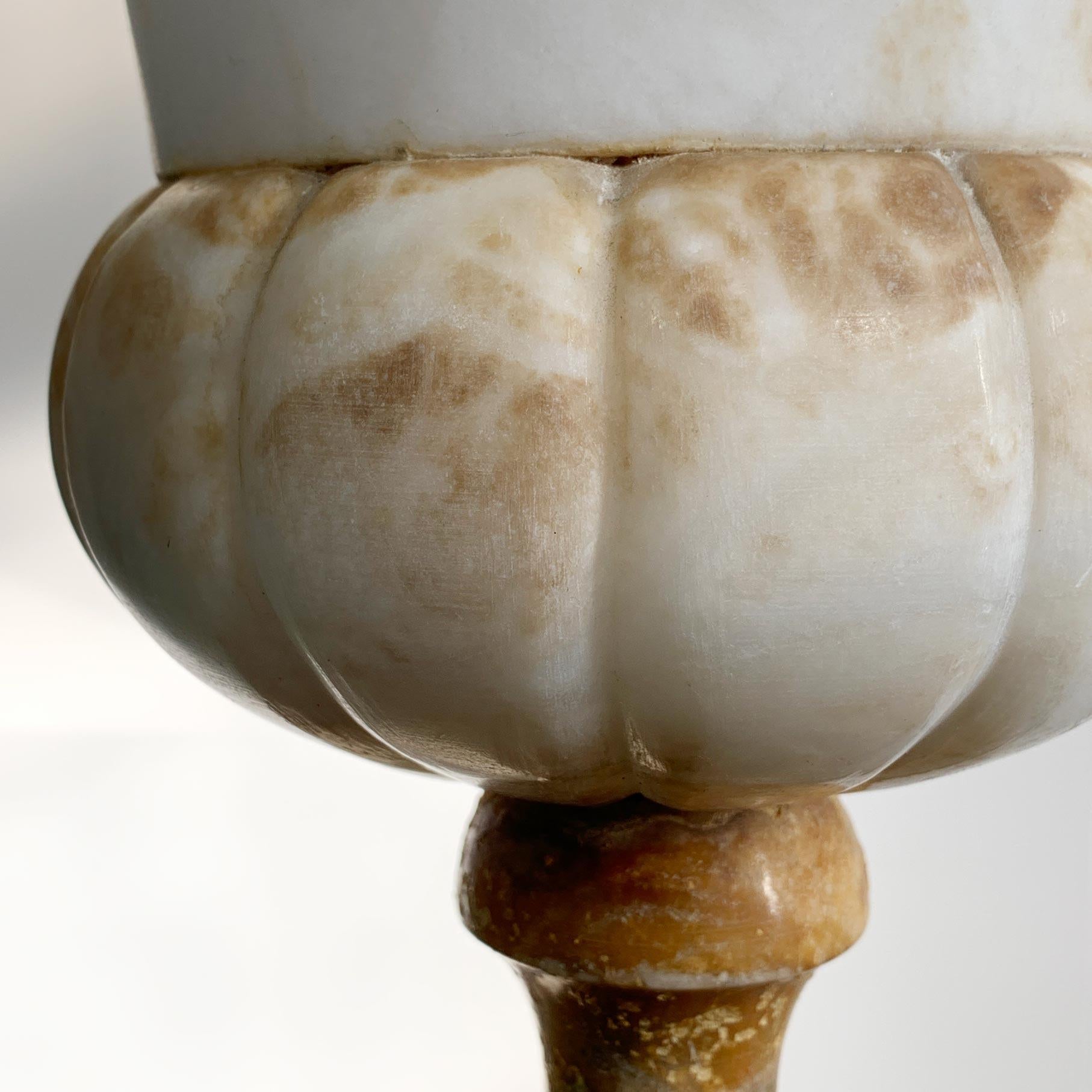 Large 19th Century Grand Tour Alabaster Campana Urn In Good Condition In Hastings, GB