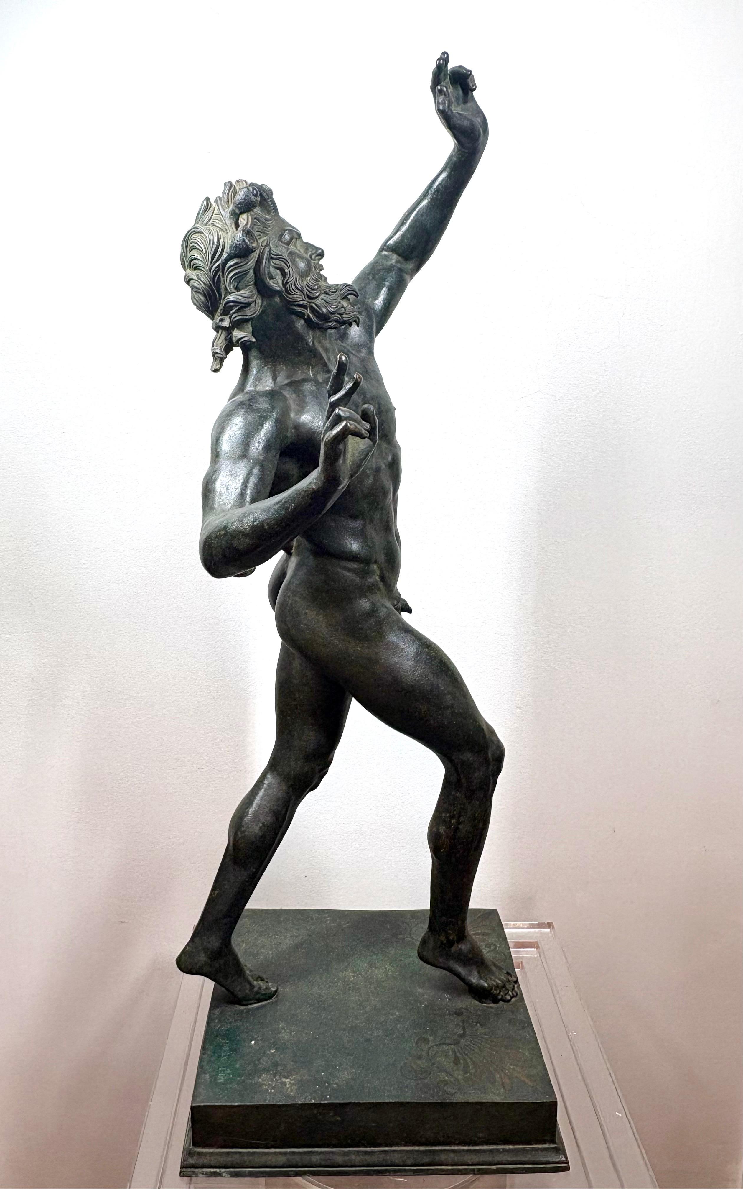 Un grande modello in bronzo della metà del XIX secolo di un satiro o fauno danzante che riprende un originale del periodo ellenistico o repubblicano (300-100 a.C.) scoperto a Pompei nel 1830. Questo particolare modello presenta una fusione di alta