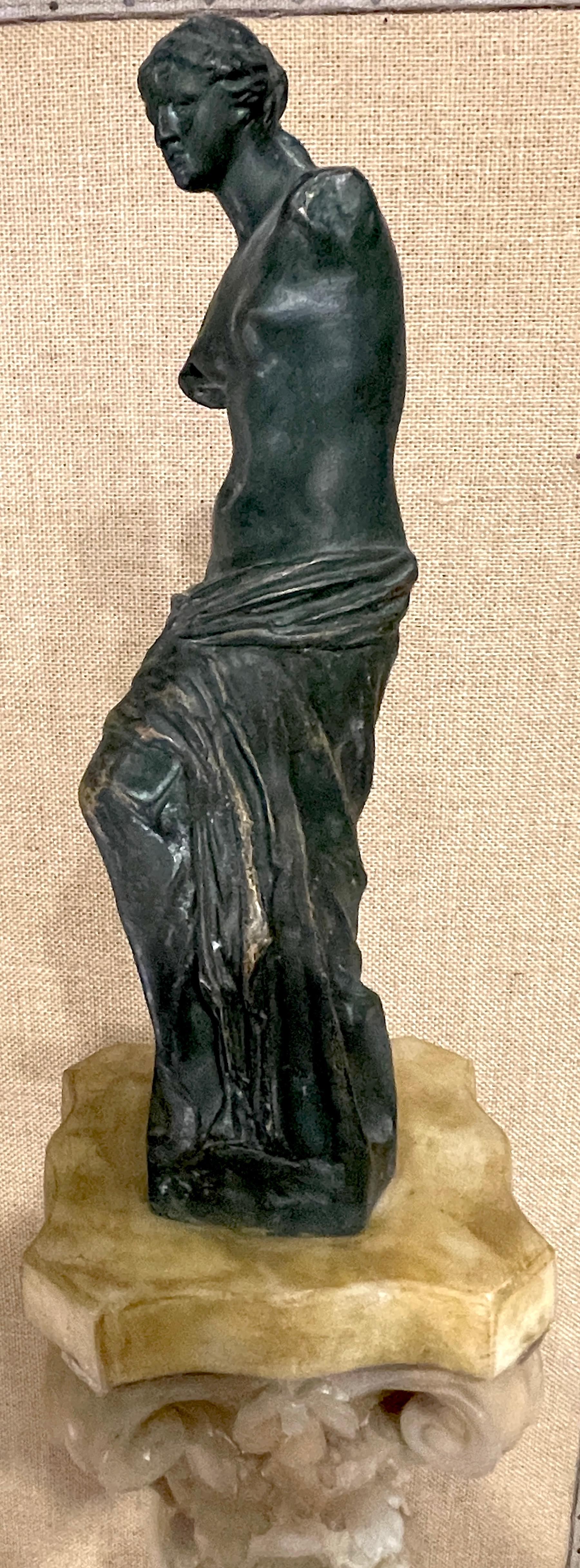 Grande colonna in marmo del Grand Tour del XIX secolo con Venere di Milo in vendita 4