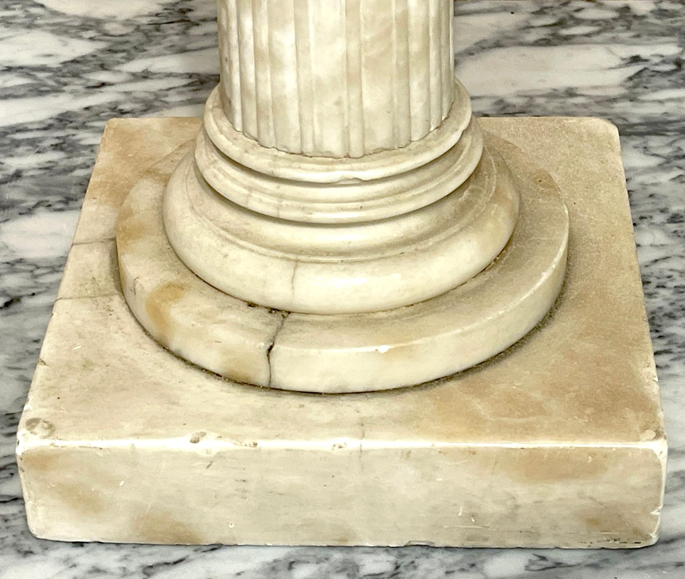 Grande colonna in marmo del Grand Tour del XIX secolo con Venere di Milo in vendita 5