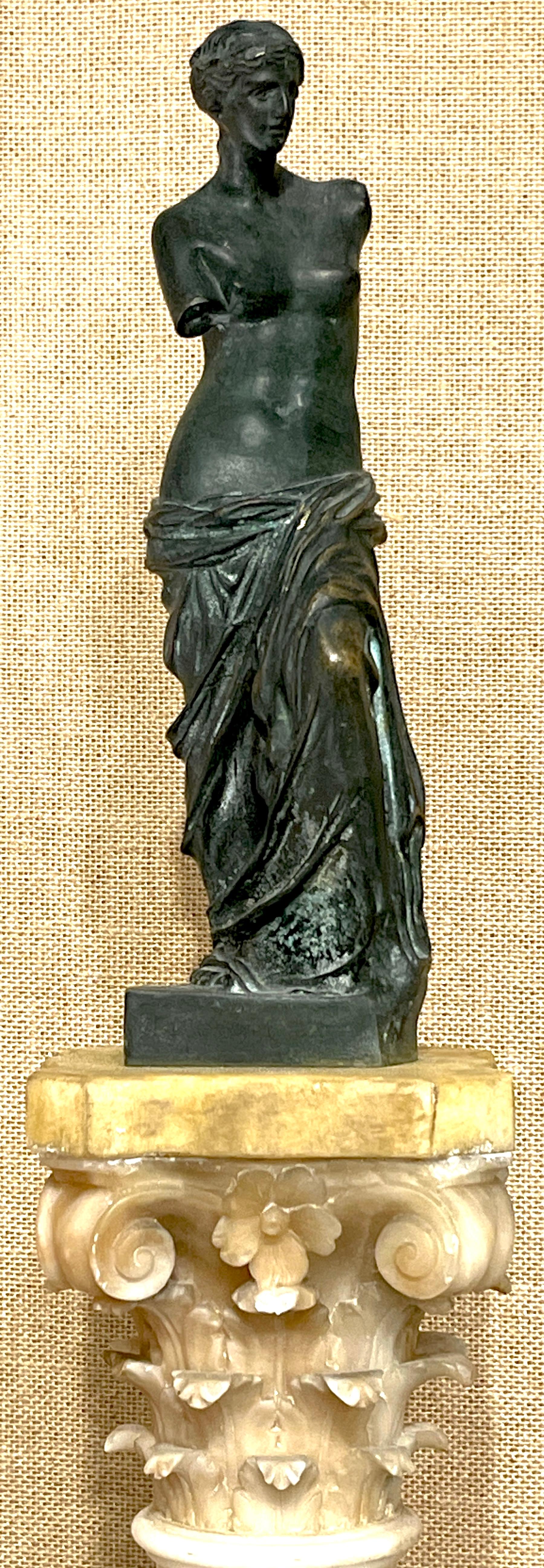 Francese Grande colonna in marmo del Grand Tour del XIX secolo con Venere di Milo in vendita