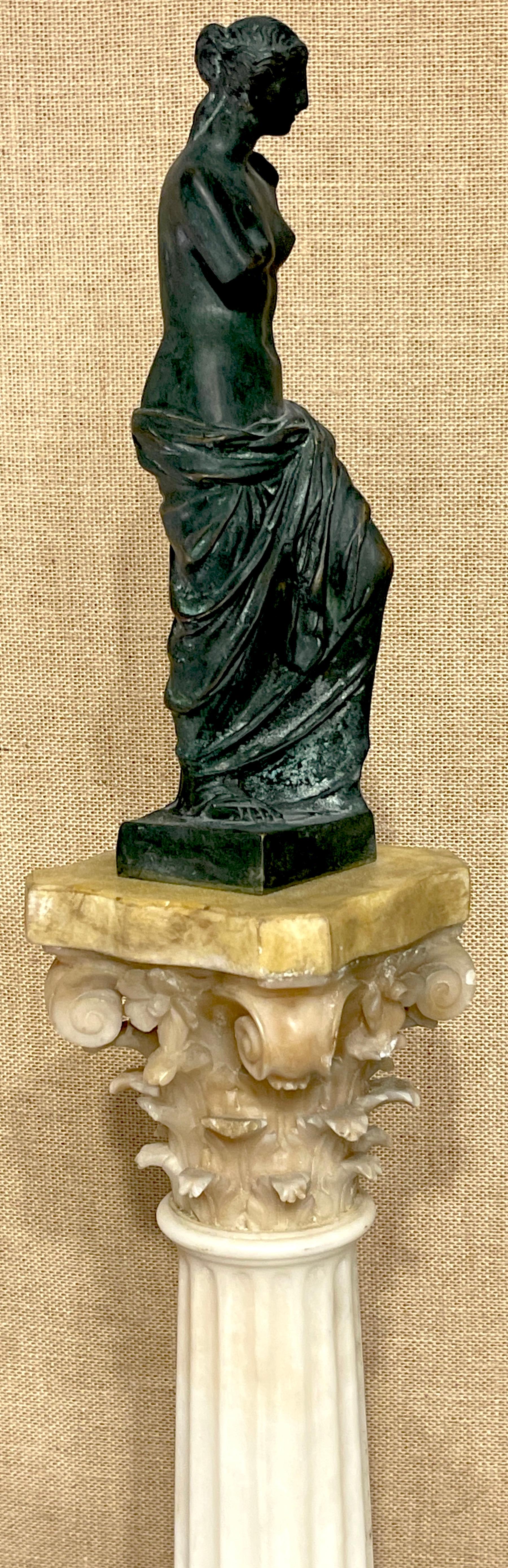 Bronzo Grande colonna in marmo del Grand Tour del XIX secolo con Venere di Milo in vendita