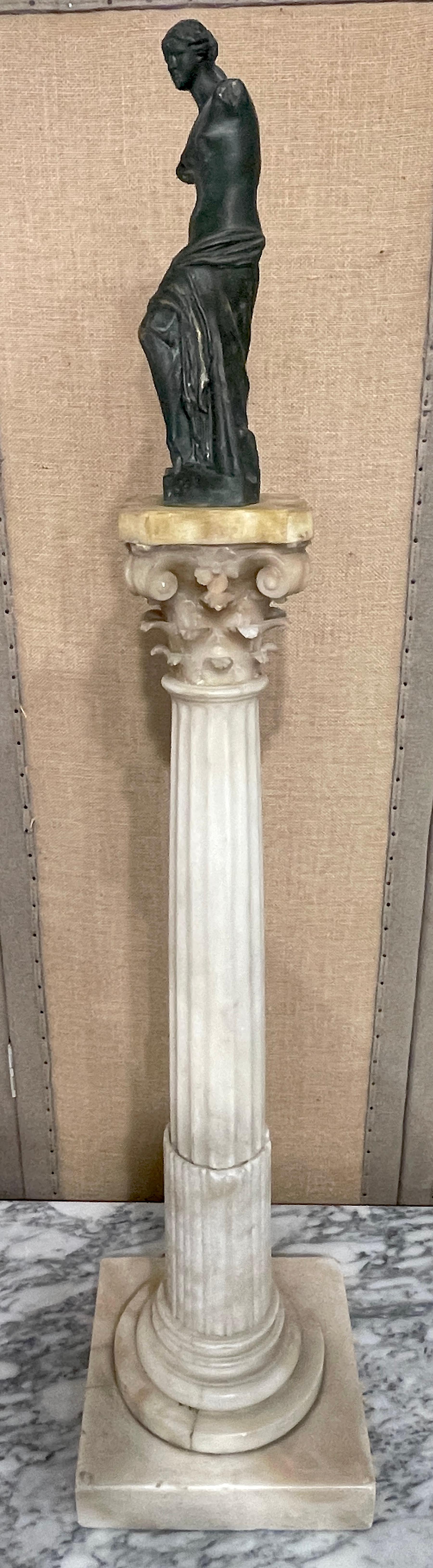 Grande colonna in marmo del Grand Tour del XIX secolo con Venere di Milo in vendita 3