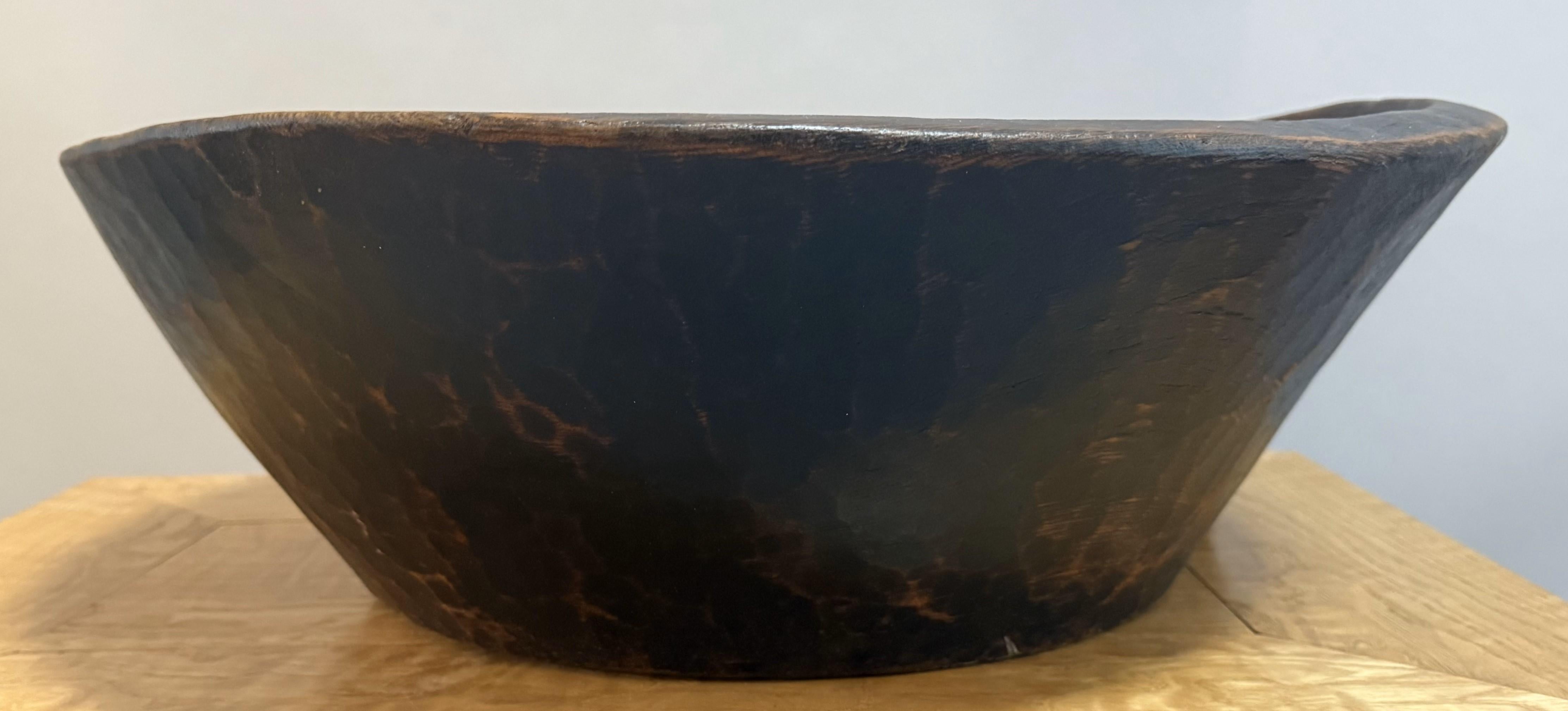 Large 19th Century Hand-Carved Chestnut Basin In Good Condition For Sale In Middleburg, VA