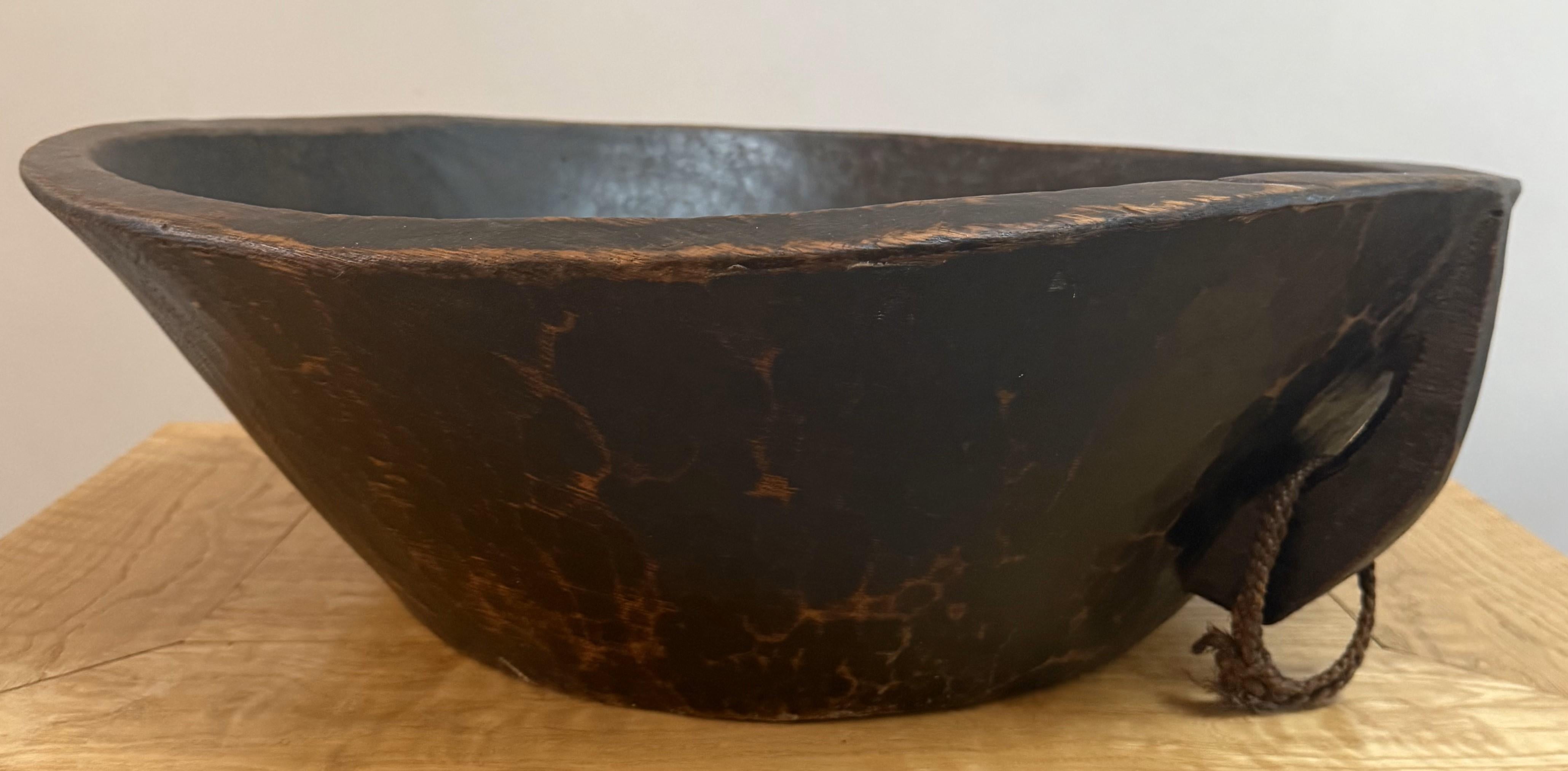 Large 19th Century Hand-Carved Chestnut Basin For Sale 2