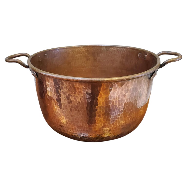 https://a.1stdibscdn.com/large-19th-century-hand-hammered-north-african-copper-pot-for-sale/f_8726/f_277402021647017688608/f_27740202_1647017689429_bg_processed.jpg?width=768