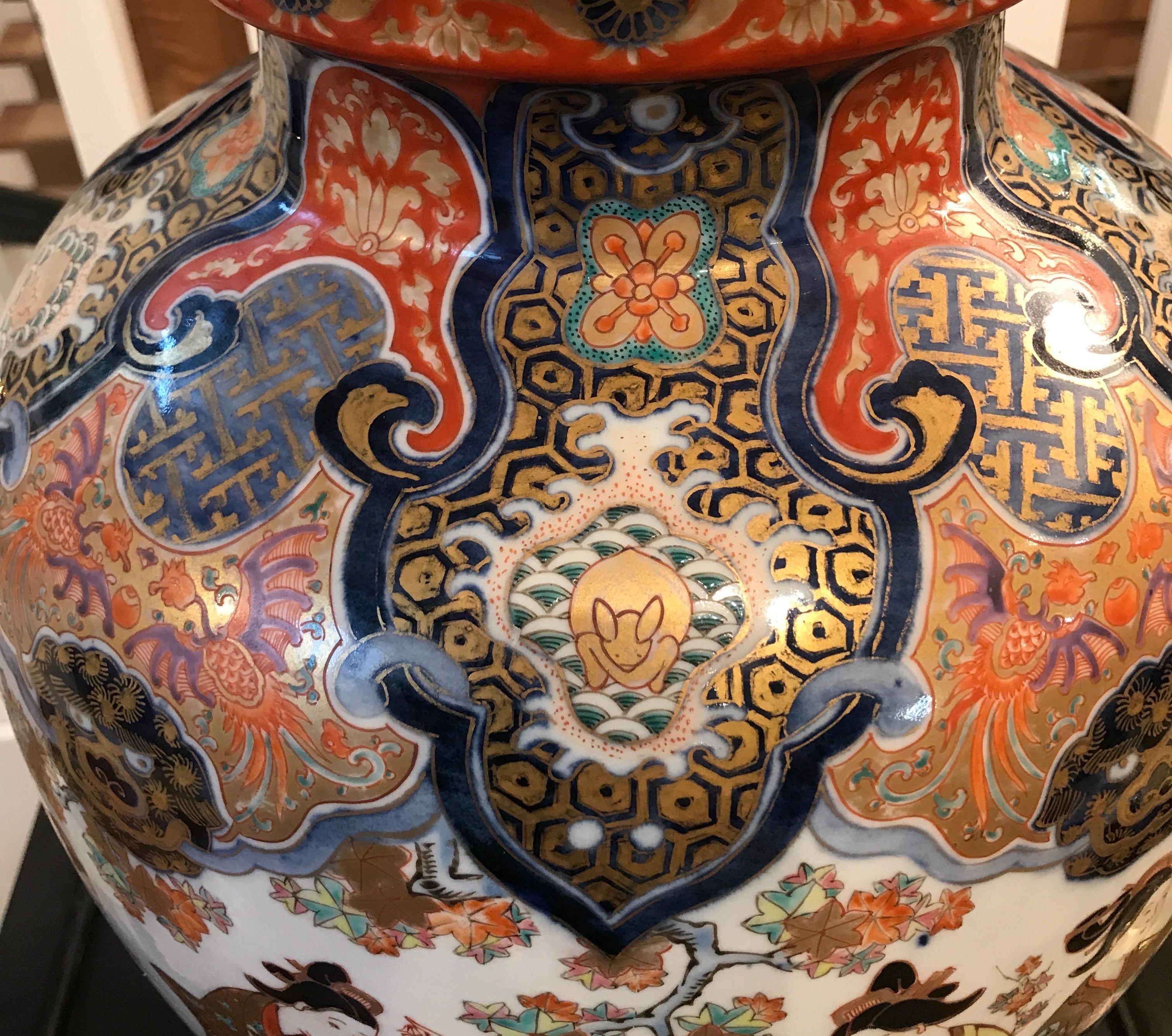 Large 19th Century Hand Painted Imari Porcelain Vase Meiji Period For Sale 1
