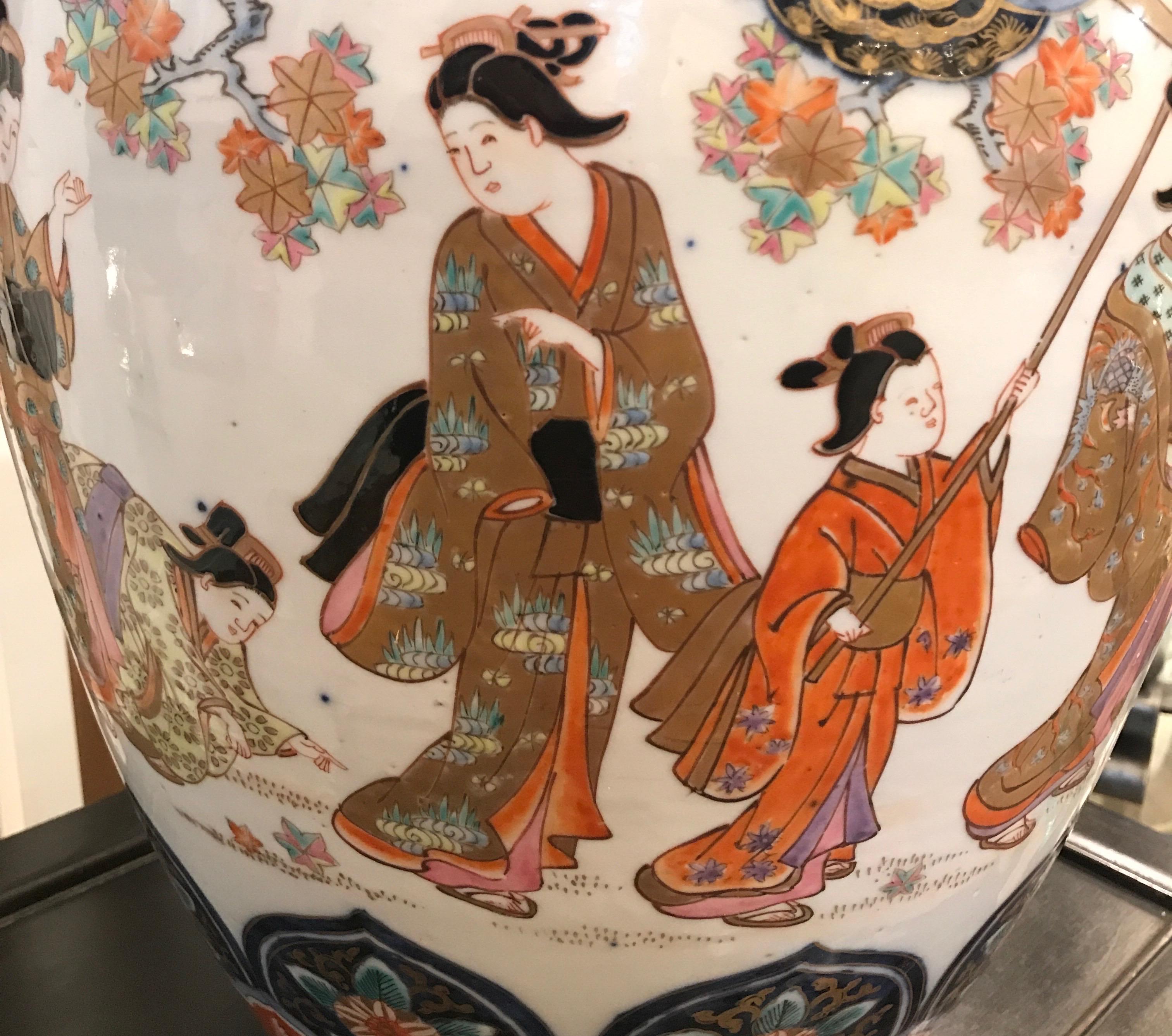 Large 19th Century Hand Painted Imari Porcelain Vase Meiji Period For Sale 3