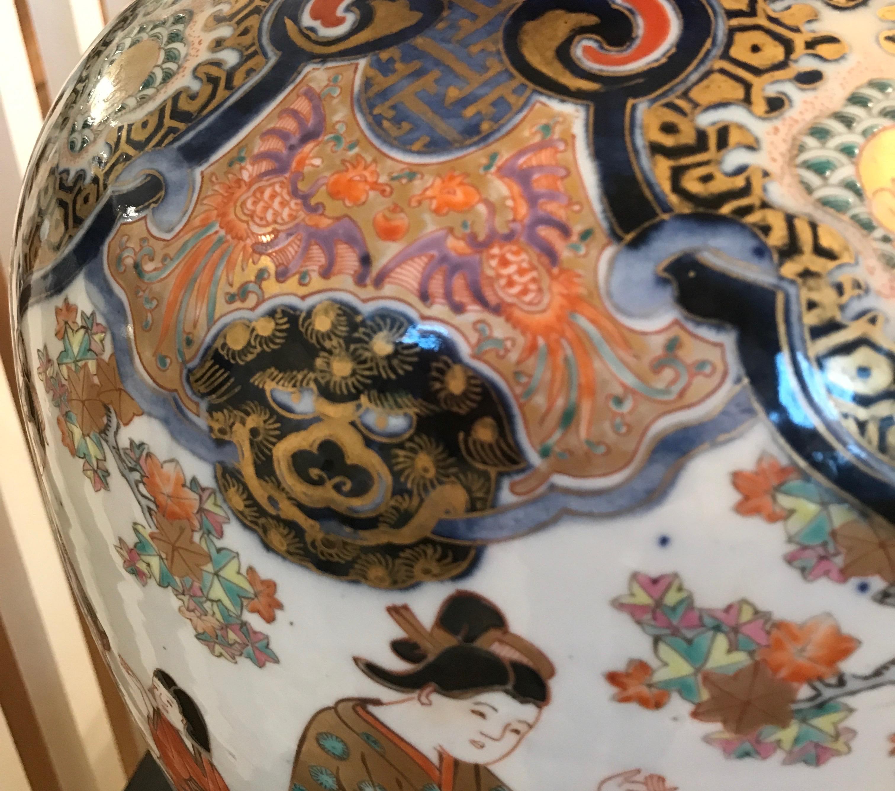 Grande vaso in porcellana Imari Porcelain dipinto a mano del XIX secolo Periodo Meiji in vendita 3