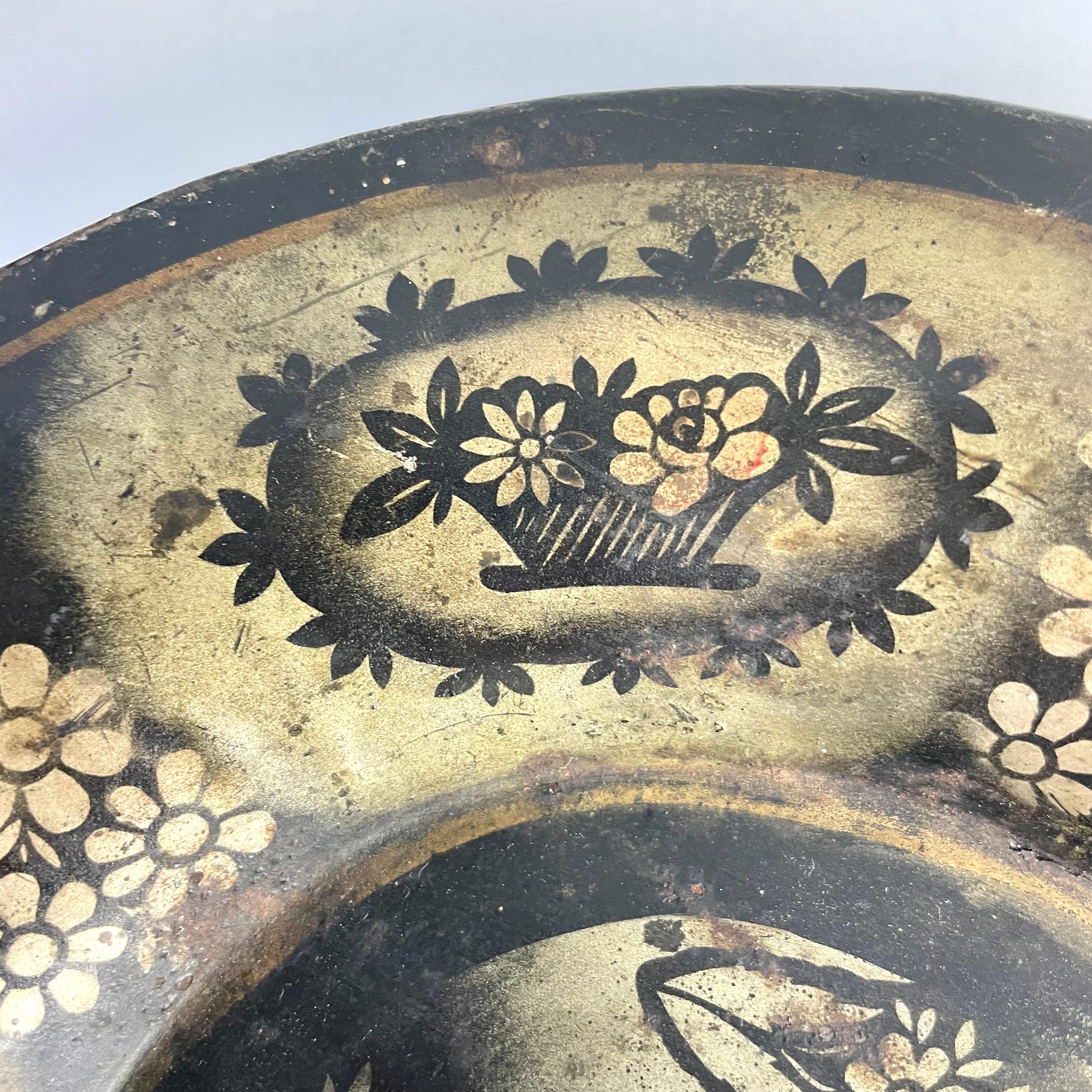 Large 19th Century Hand-Painted Tôle Tray with Naïve Scene and Floral Details For Sale 6