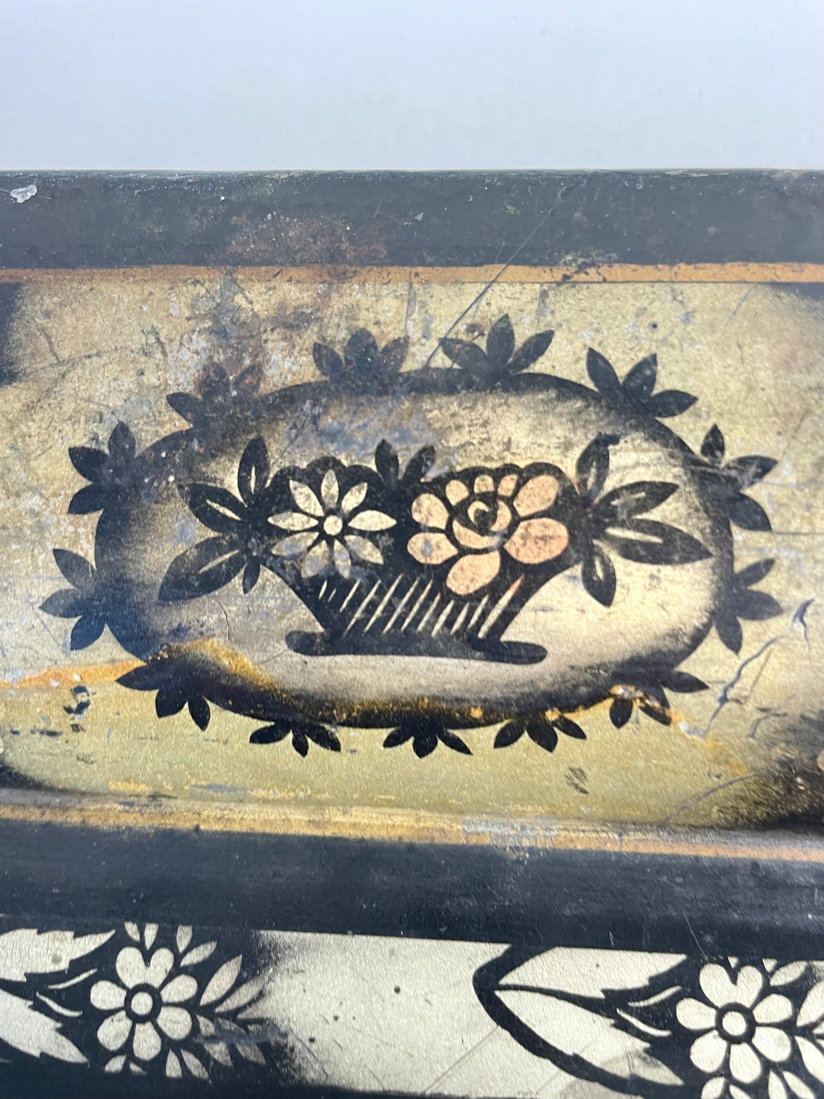 Large 19th Century Hand-Painted Tôle Tray with Naïve Scene and Floral Details For Sale 7