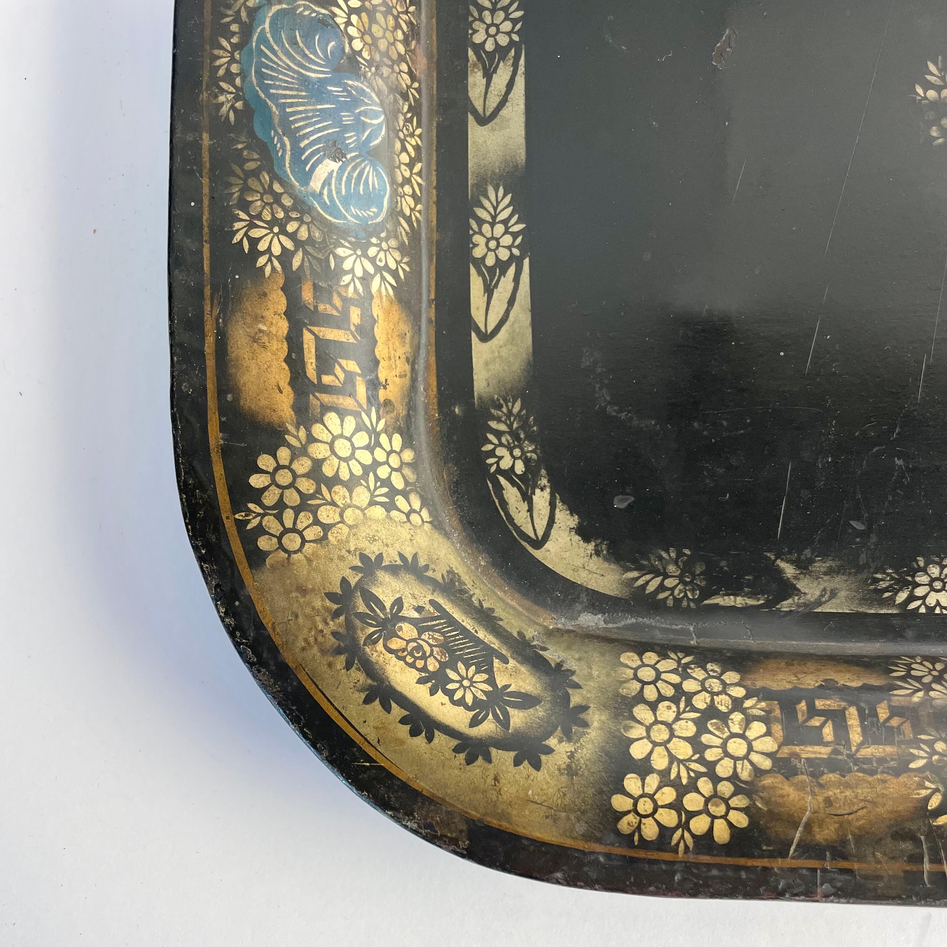 Large 19th Century Hand-Painted Tôle Tray with Naïve Scene and Floral Details In Good Condition For Sale In Knivsta, SE