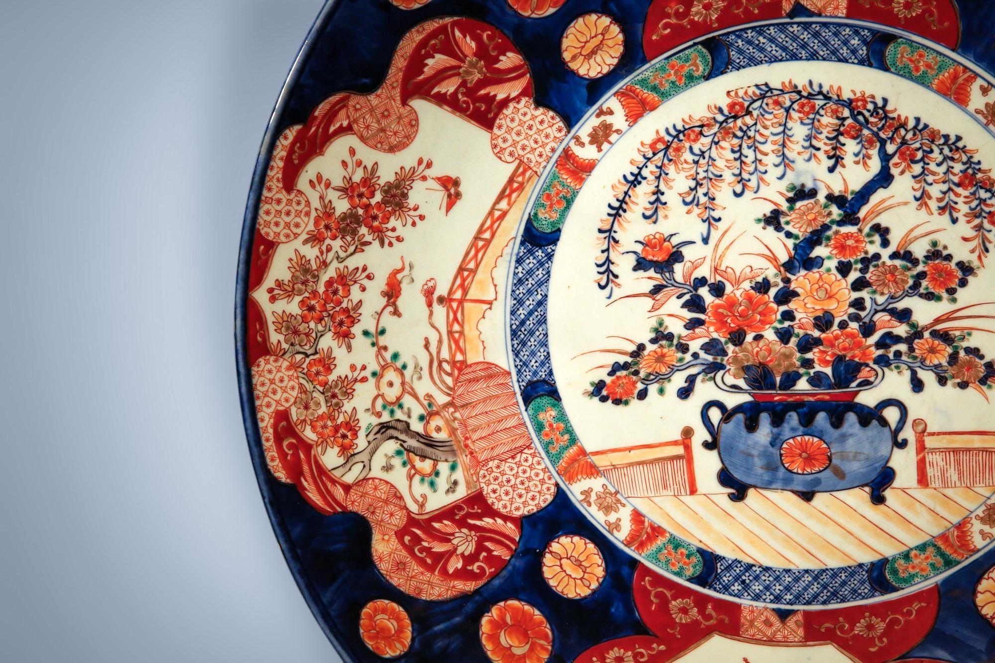 Large 19th Century Imari Charger In Good Condition For Sale In Richmond, London