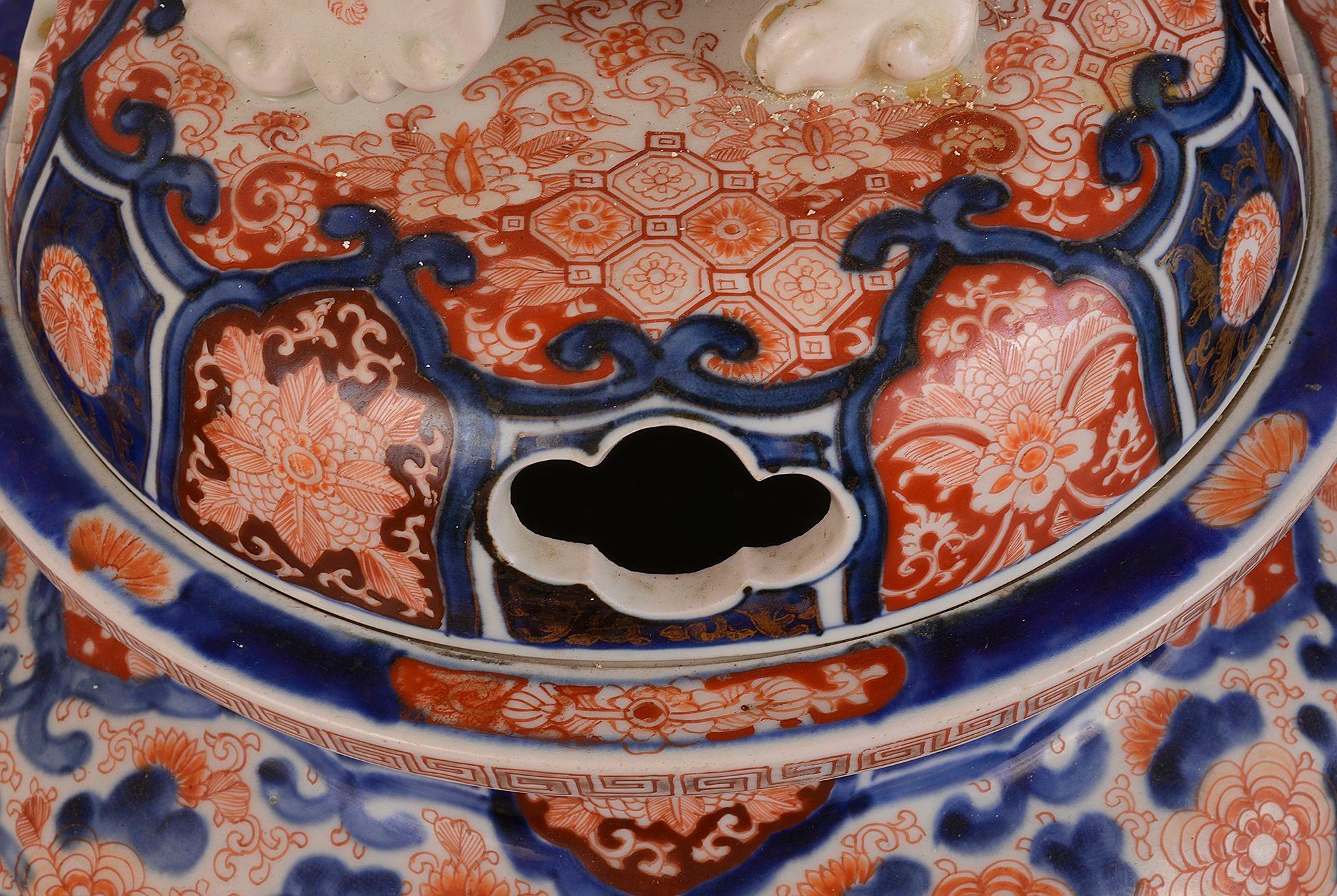 Dipinto a mano Grande Koro con coperchio Imari del XIX secolo. in vendita