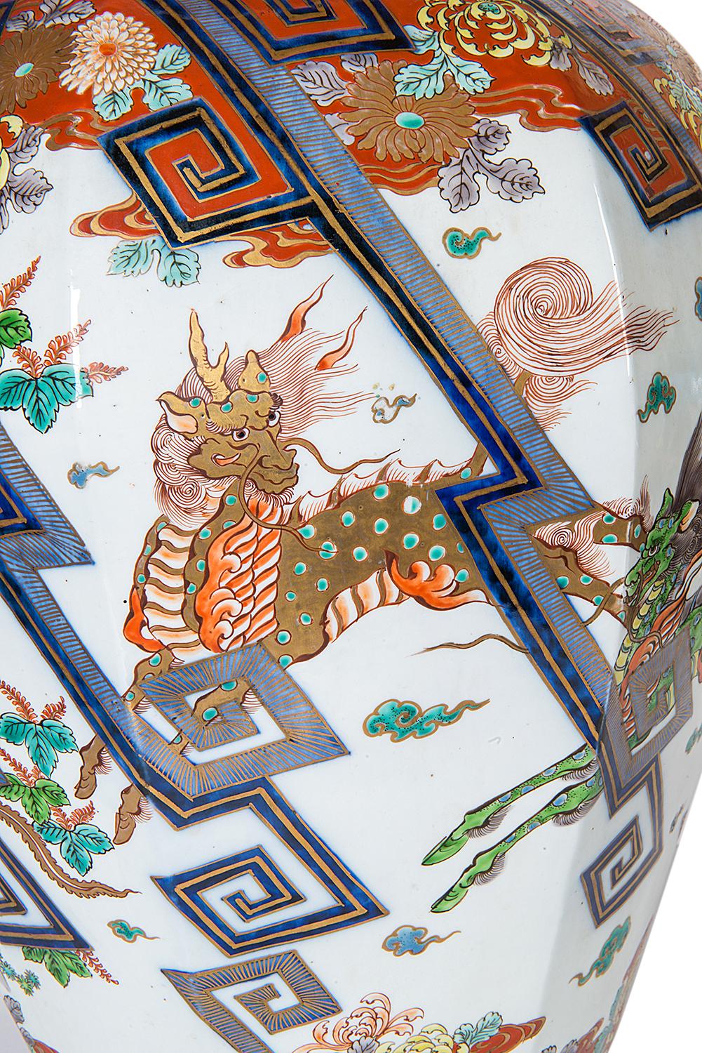 Grande vaso con coperchio Imari del XIX secolo in vendita 1