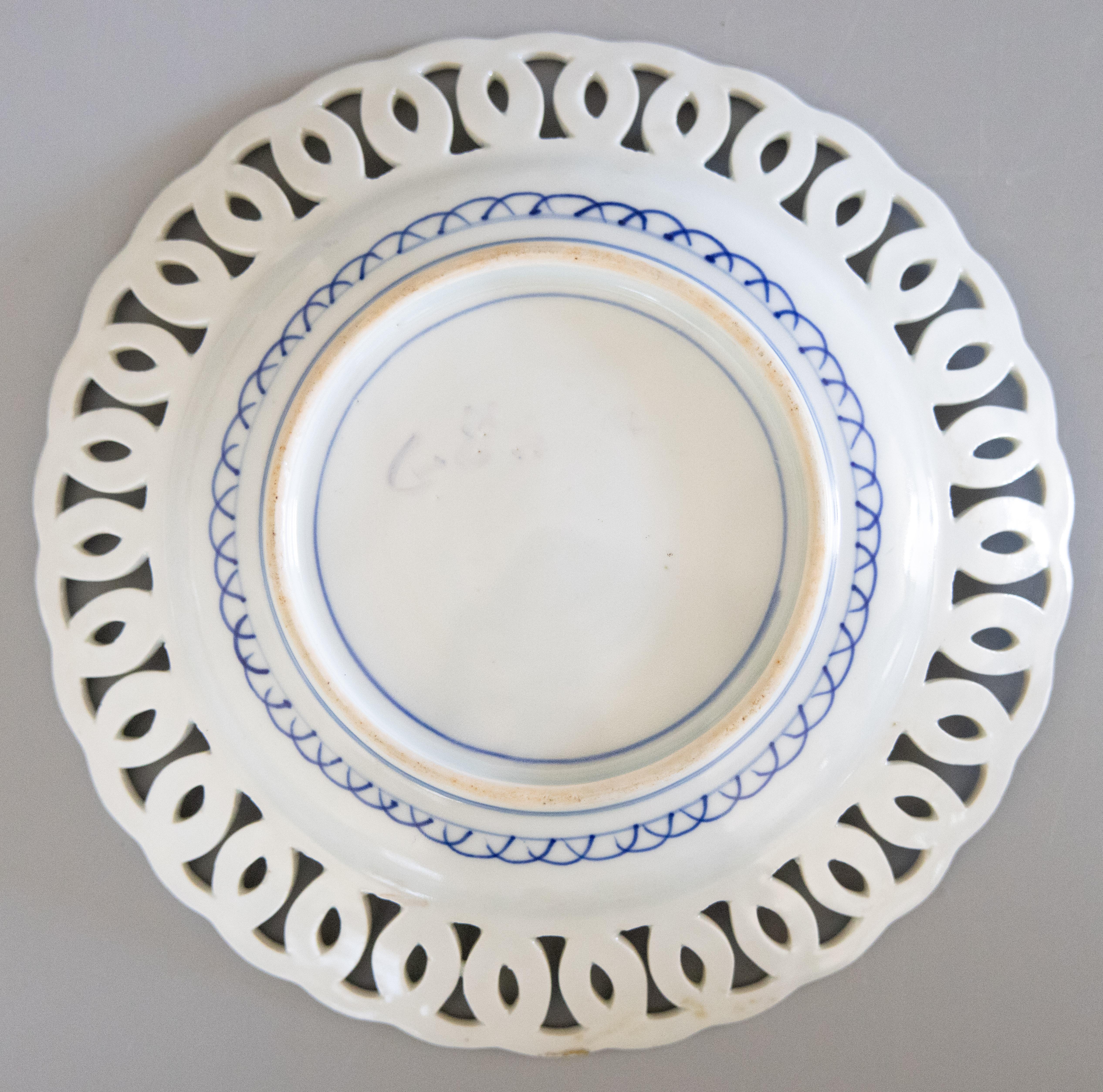 Large 19th Century Imari Plate With Reticulated Open Pierced Rim In Good Condition For Sale In Pearland, TX