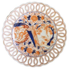 Grande assiette Imari du 19ème siècle avec bord ouvert et percé réticulé