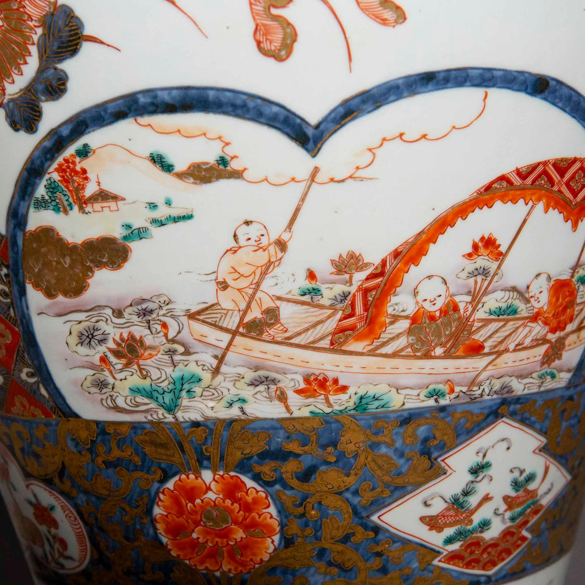 Impresionante lámpara de sobremesa japonesa Imari Temple Jar. Siglo XIX.

Por qué nos gusta

Gran escala en la paleta y los motivos tradicionales de Imari.

Sobre la cerámica Imari

La loza Imari se originó en la ciudad de Arita (Japón) a principios