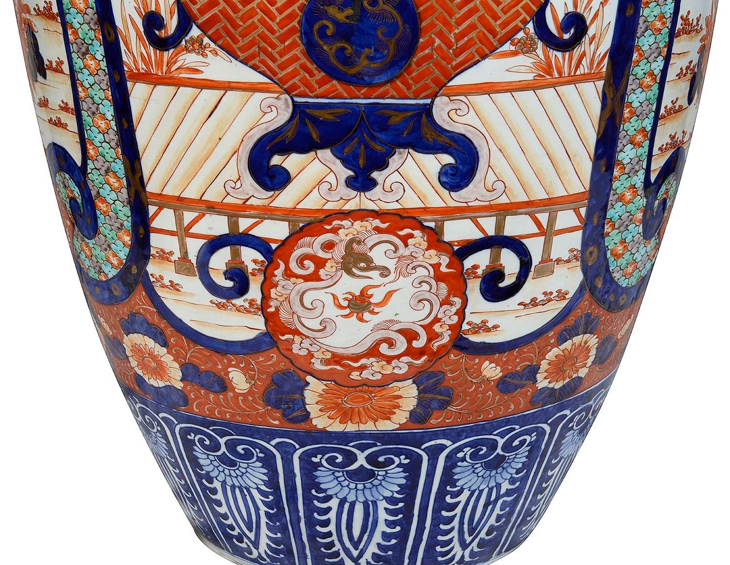 Large 19th Century Imari vase In Good Condition In Brighton, Sussex