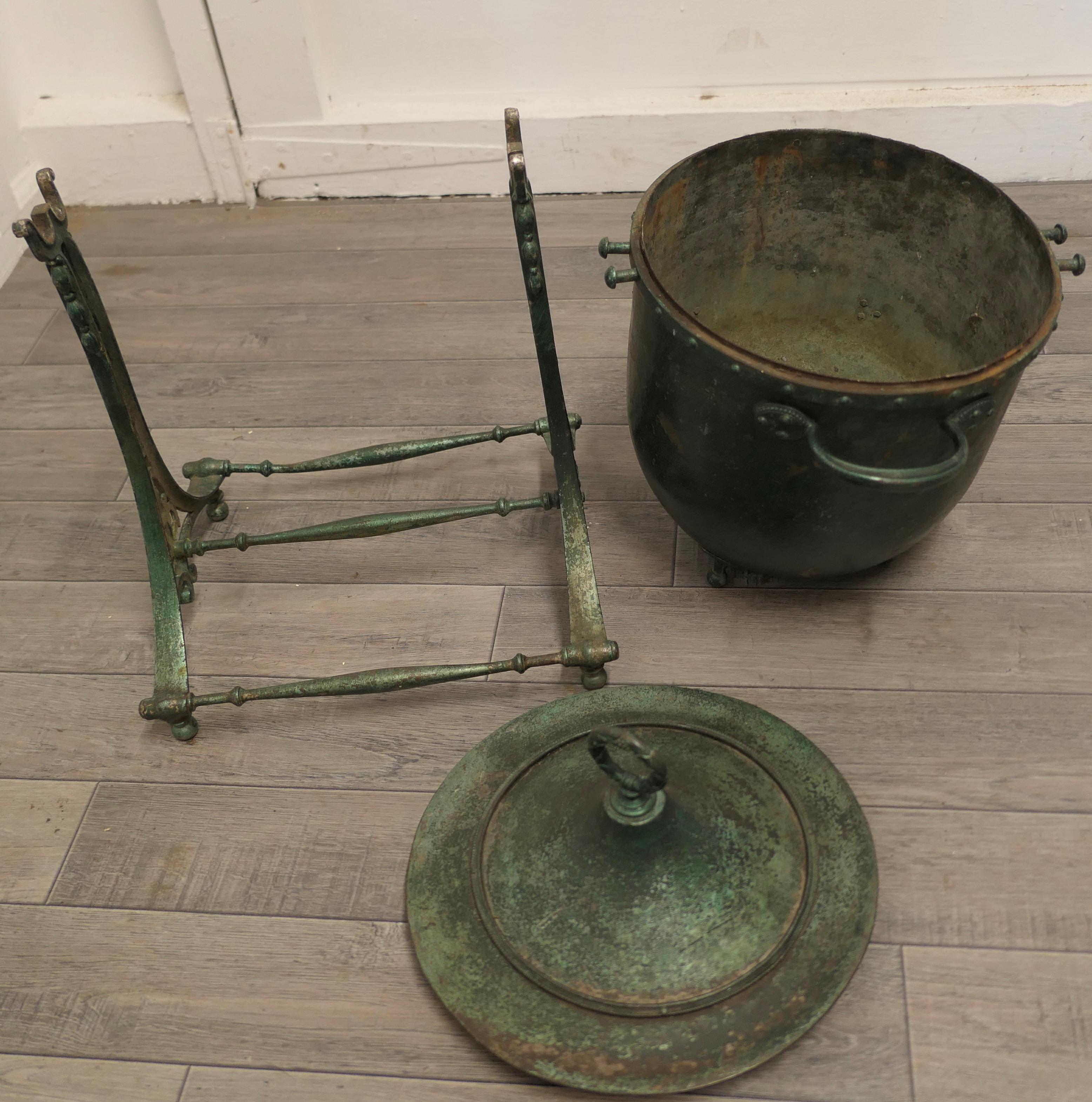 Gran olla de hierro del siglo XIX, caldero sobre soporte en Bueno Estado en Godshill, Isle of Wight