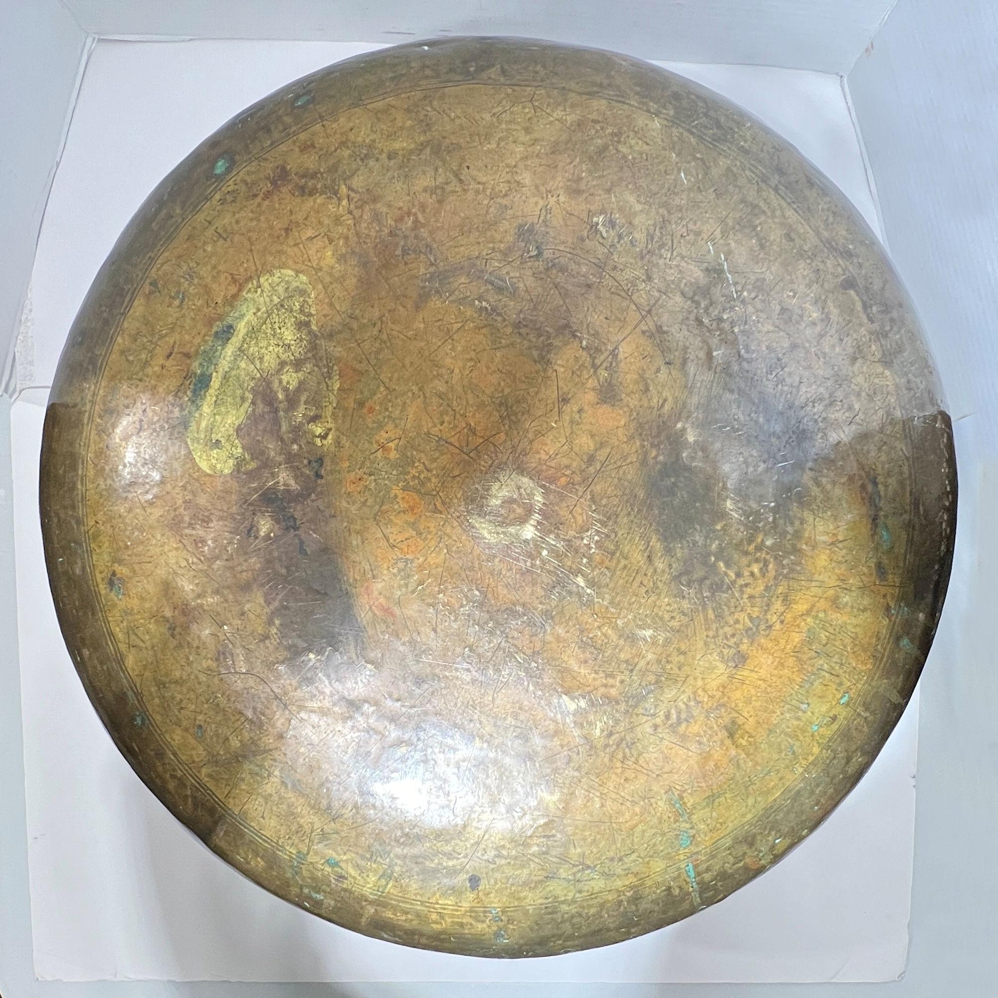 Grand bol en laiton gravé du 19e siècle, islamique, moyen-oriental, pour centre de table en vente 11