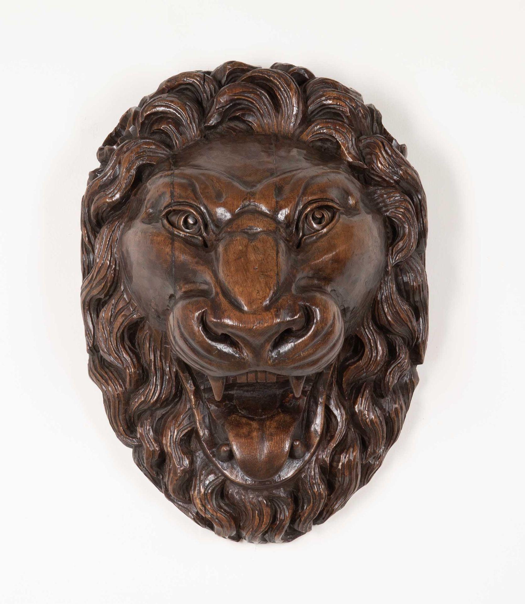 Gran máscara mural italiana de pino tallado de principios del siglo XIX con forma de cara de león.
Tallado audazmente con melena suelta y expresión alerta con la boca abierta y la lengua al descubierto. 
Alrededor de 1820. Maravilloso color y pátina