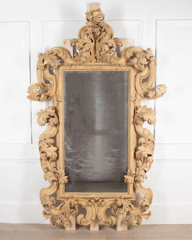 Grande specchio italiano in legno di tiglio intagliato del XIX secolo.

Con un fantastico piatto a specchio in mercurio foxed.

Circa 1850.
