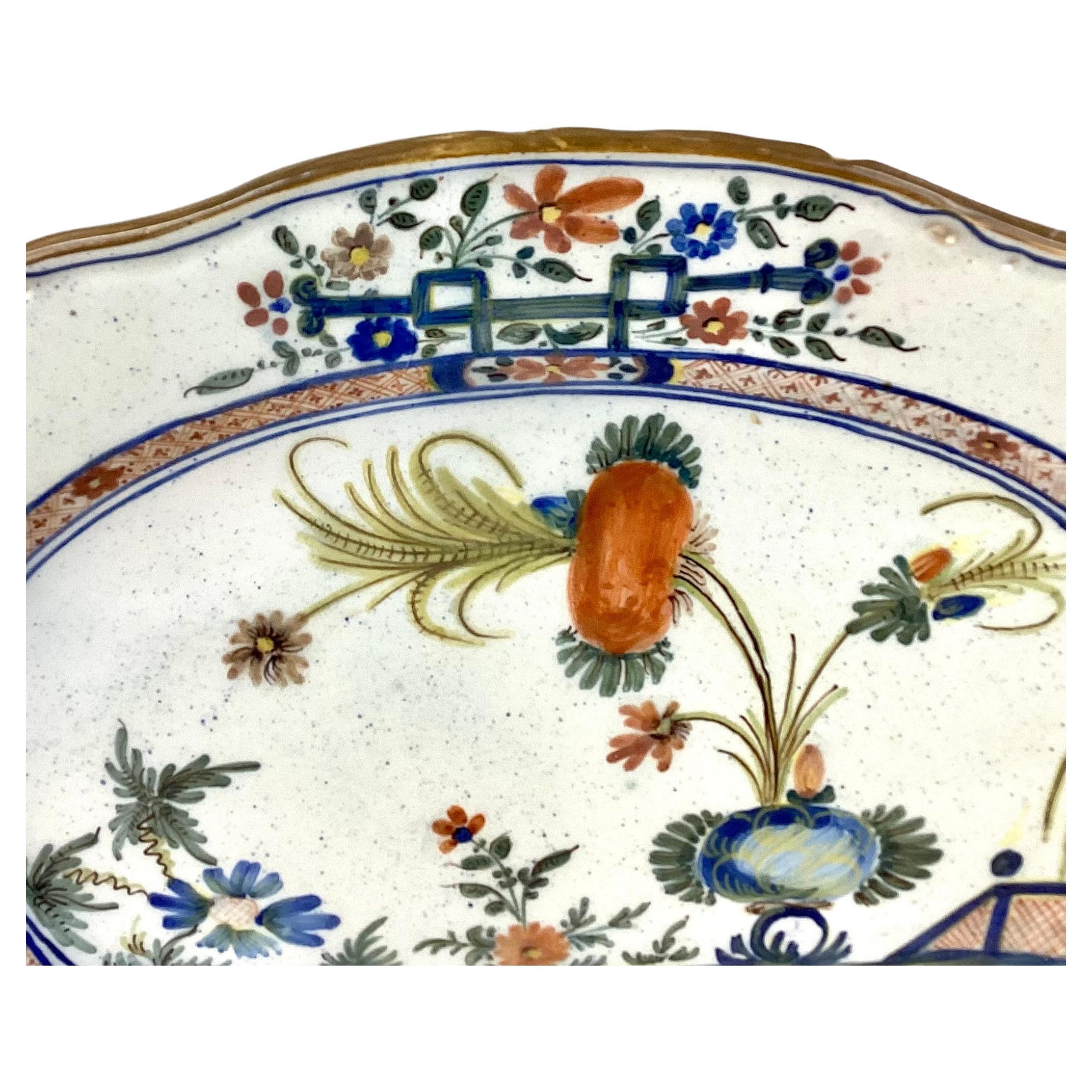 Grand plat de service en faïence italienne du XIXe siècle. Le plat en Faenza Garofano Blue Carnation est orné d'une flore aux couleurs bleu, vert et brun sur fond blanc. Blanc uni au verso, sans signature. 
