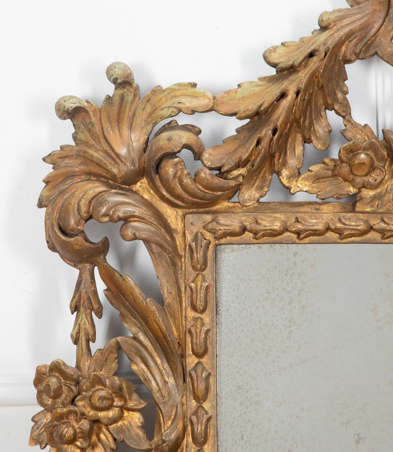 Grand miroir italien du 19ème siècle.
Cadre orné de style baroque Florentine avec dorure d'origine et plaque de miroir au mercure roussie.
Circa 1850.