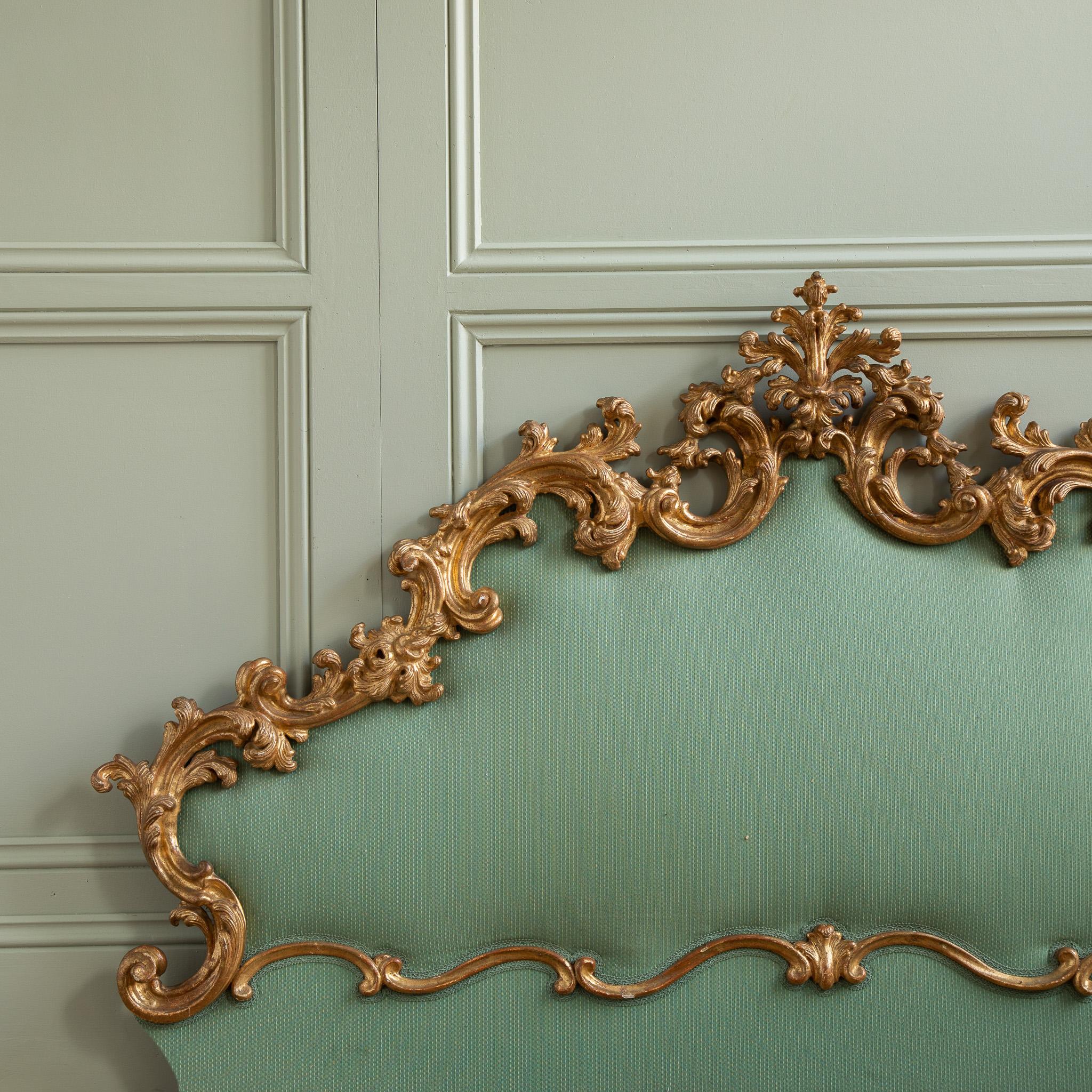 Großes italienisches Kopfteil aus vergoldetem Holz im Rokoko-Stil des 19. Jahrhunderts (Italienisch) im Angebot