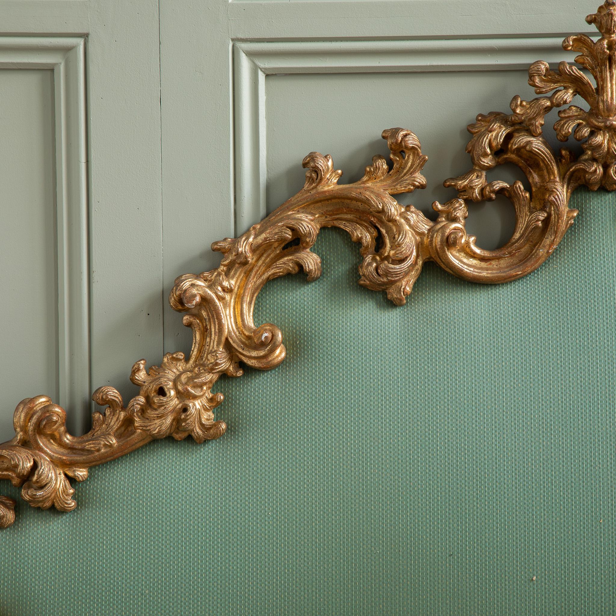Großes italienisches Kopfteil aus vergoldetem Holz im Rokoko-Stil des 19. Jahrhunderts im Zustand „Gut“ im Angebot in London, Park Royal
