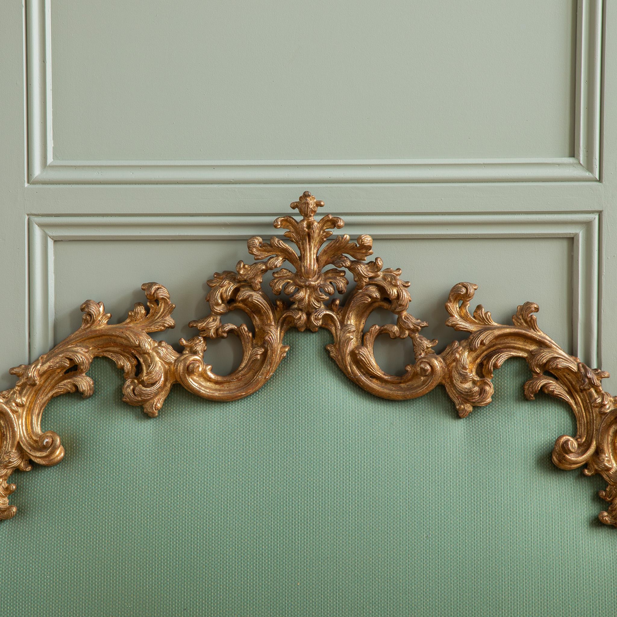 Großes italienisches Kopfteil aus vergoldetem Holz im Rokoko-Stil des 19. Jahrhunderts (Vergoldetes Holz) im Angebot
