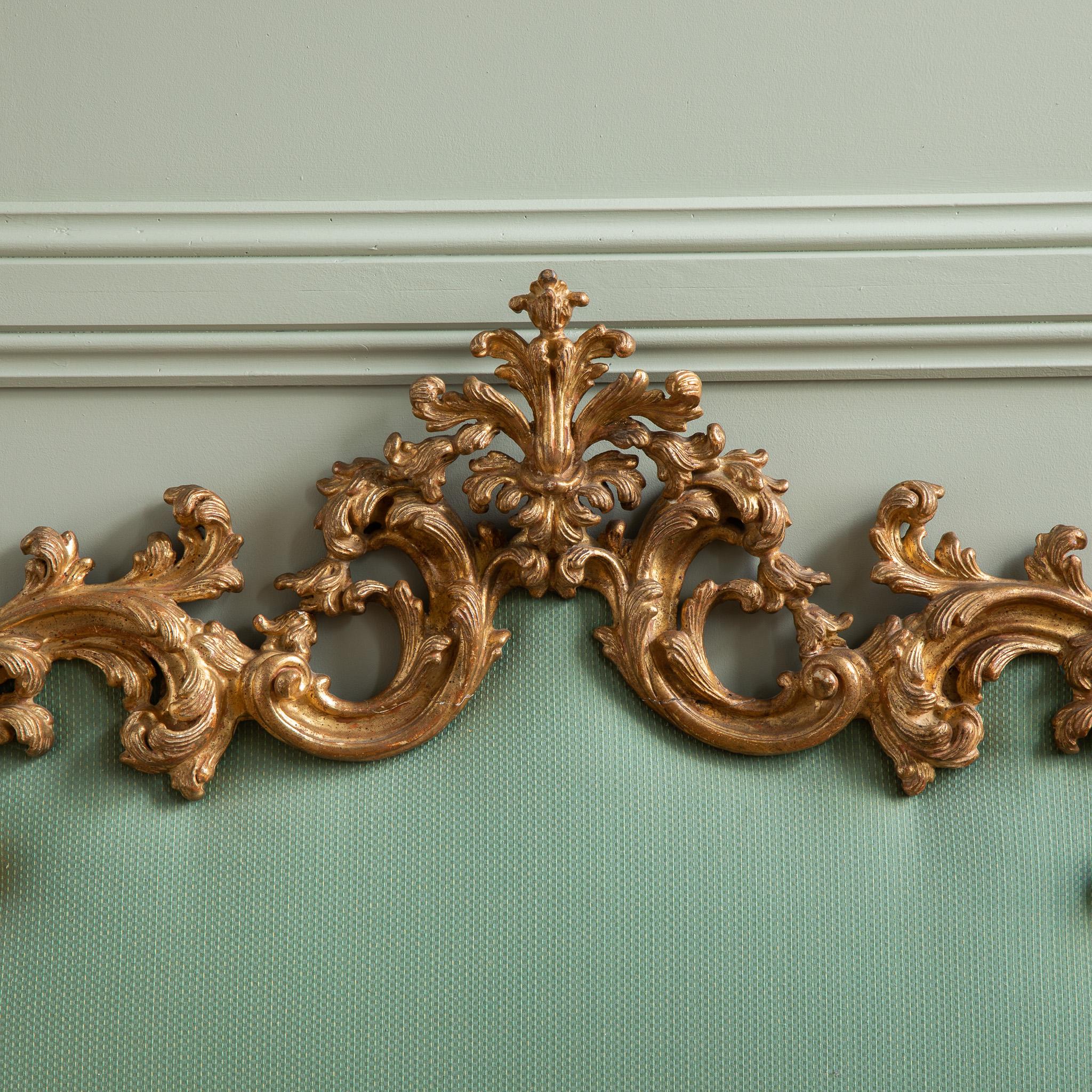 Großes italienisches Kopfteil aus vergoldetem Holz im Rokoko-Stil des 19. Jahrhunderts im Angebot 1