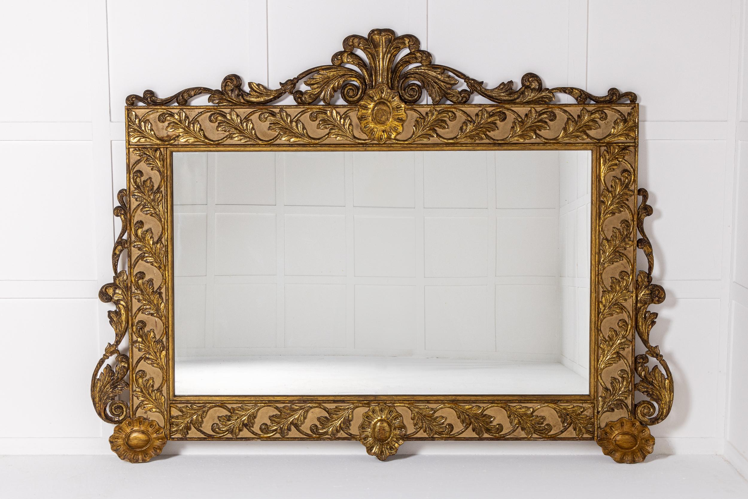 Grand miroir en bois doré italien du XIXe siècle merveilleusement sculpté.

Ce magnifique miroir a conservé sa dorure d'origine qui a magnifiquement vieilli et acquis une belle patine. Impressionnante par sa taille, elle a dû être fabriquée pour une