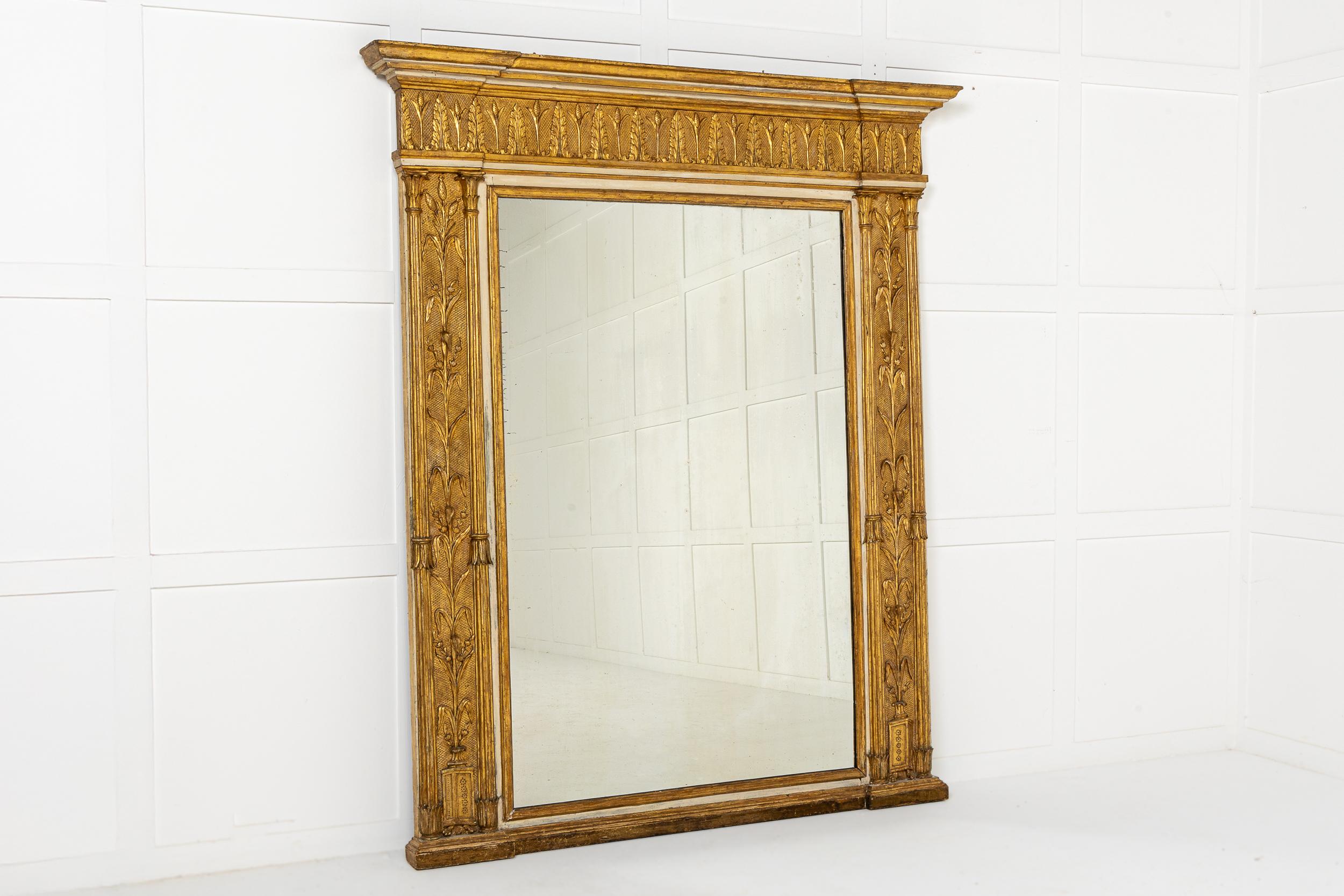 Magnifique grand miroir en bois doré italien du début du 19e siècle.

Ce miroir est dans le goût régence/empire mais il a été fabriqué en Italie et a conservé toutes ses dorures d'origine. La frise présente un motif répétitif alternant des