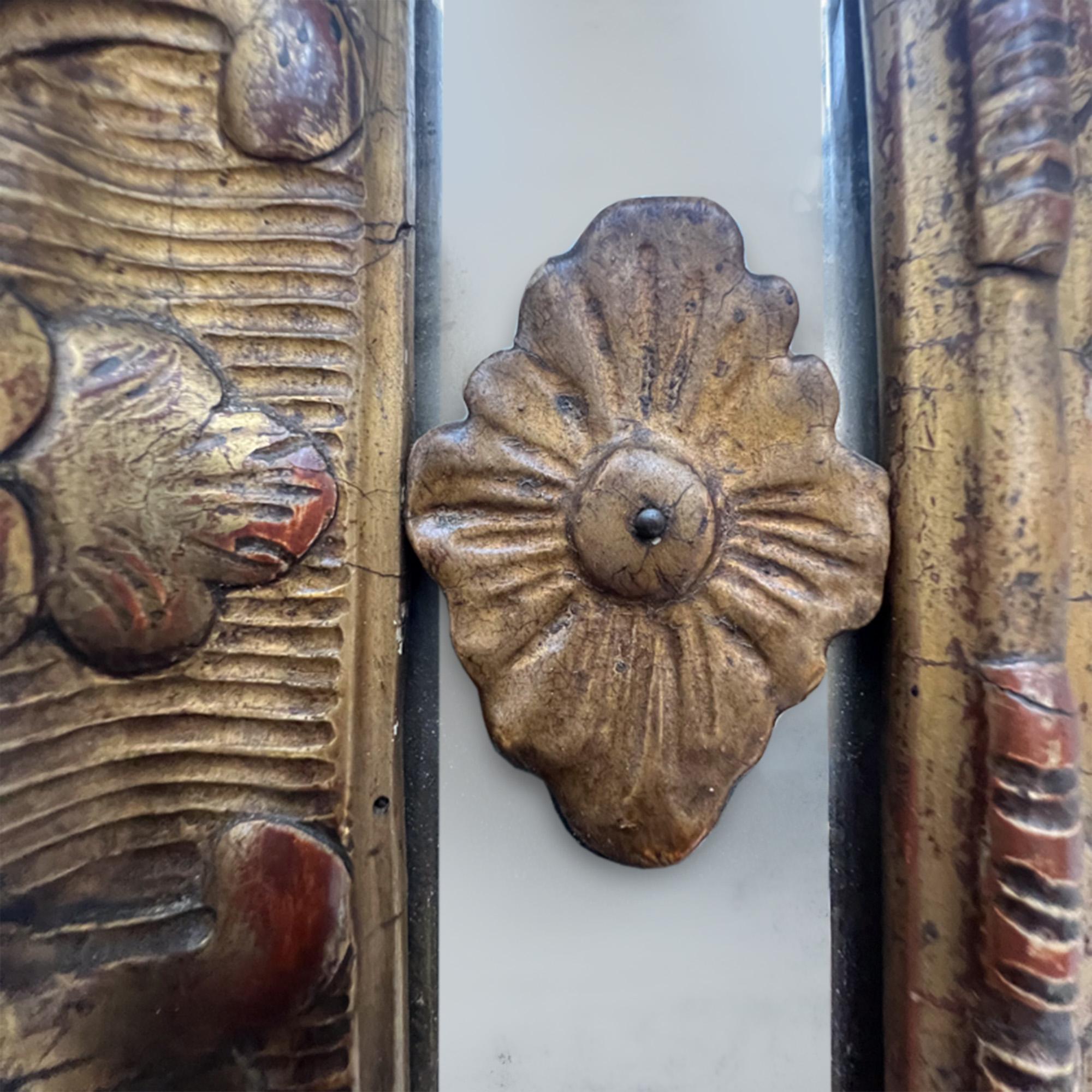 Gran espejo italiano del siglo XIX de madera dorada con tapa arqueada Renacimiento en venta