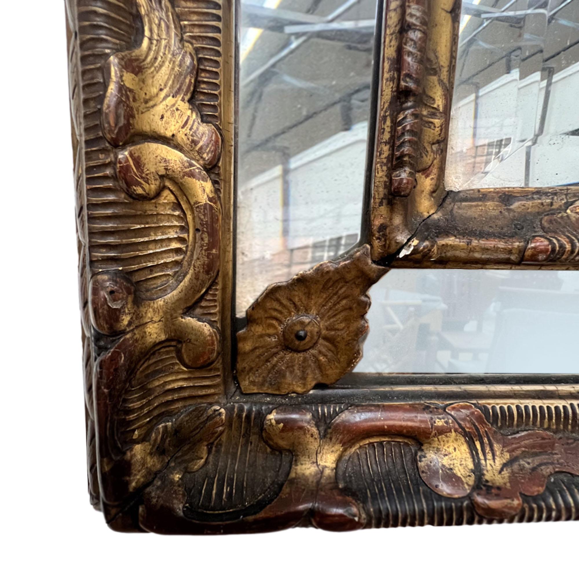 Gran espejo italiano del siglo XIX de madera dorada con tapa arqueada Italiano en venta