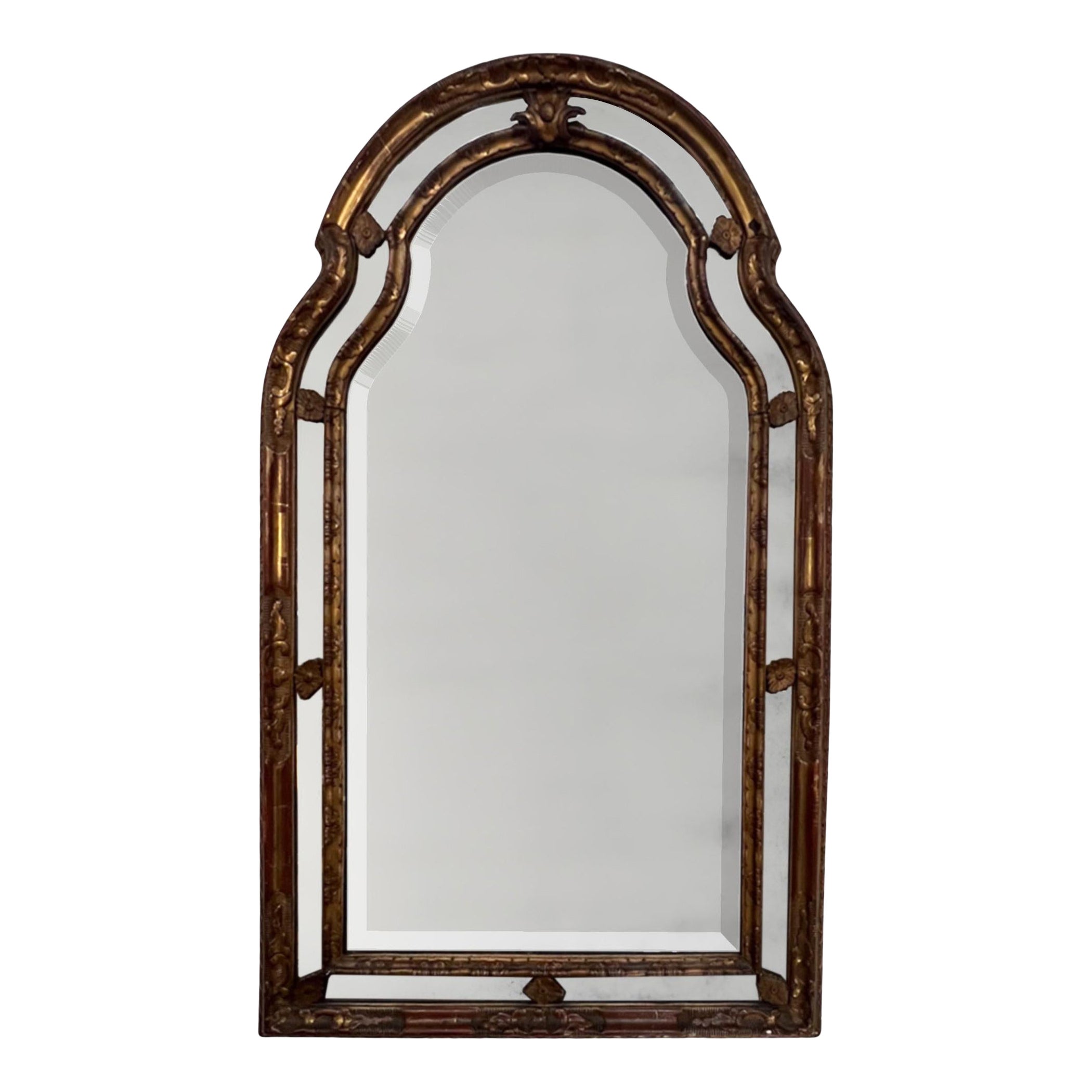 Grand miroir italien du 19ème siècle en bois doré avec plateau arqué en vente