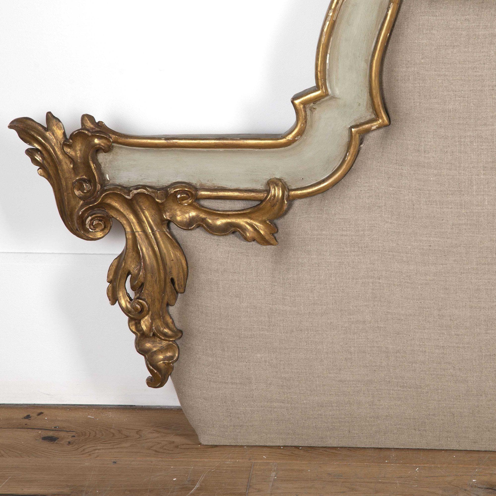 XIXe siècle Grande tête de lit italienne tapissée en bois doré du 19ème siècle en vente