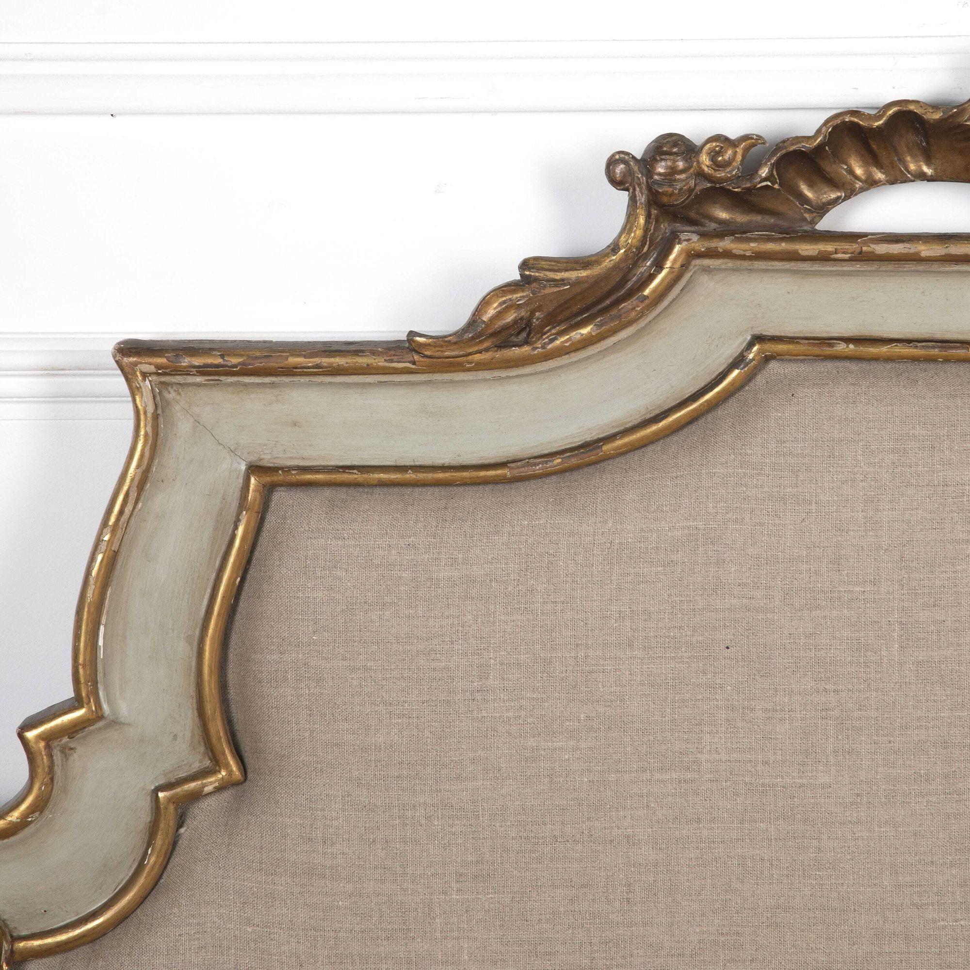 Lin Grande tête de lit italienne tapissée en bois doré du 19ème siècle en vente