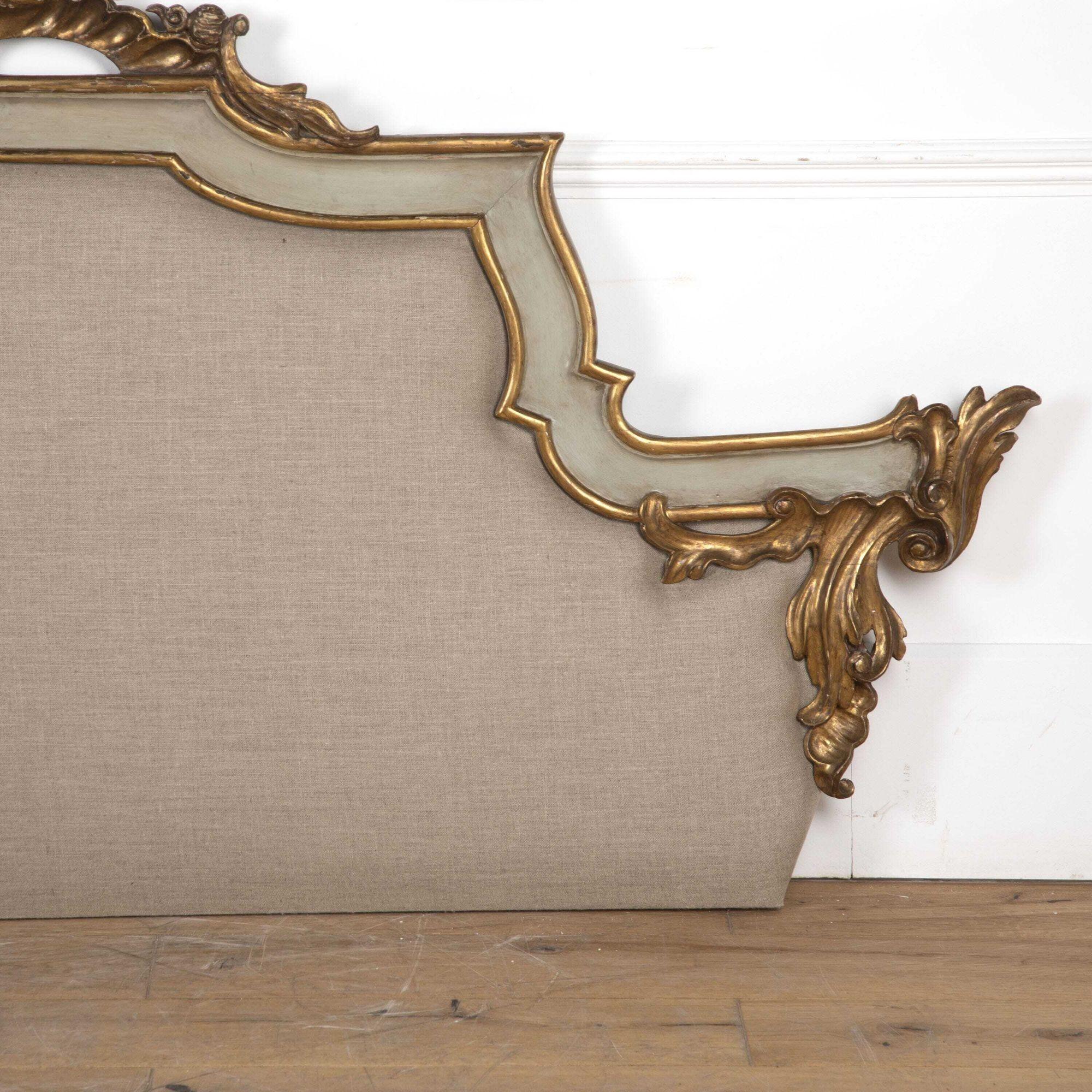 Grande tête de lit italienne tapissée en bois doré du 19ème siècle en vente 2