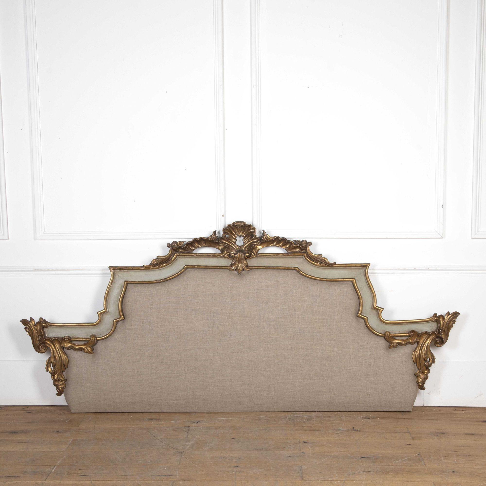 Grande tête de lit italienne tapissée en bois doré du 19ème siècle en vente 3