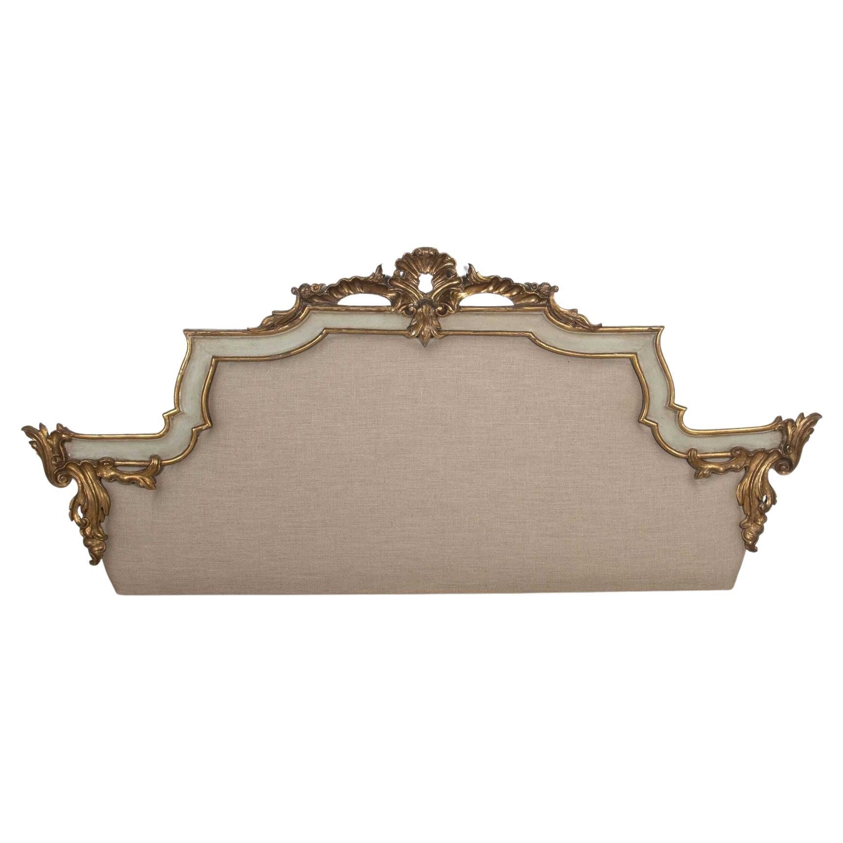 Grande tête de lit italienne tapissée en bois doré du 19ème siècle en vente