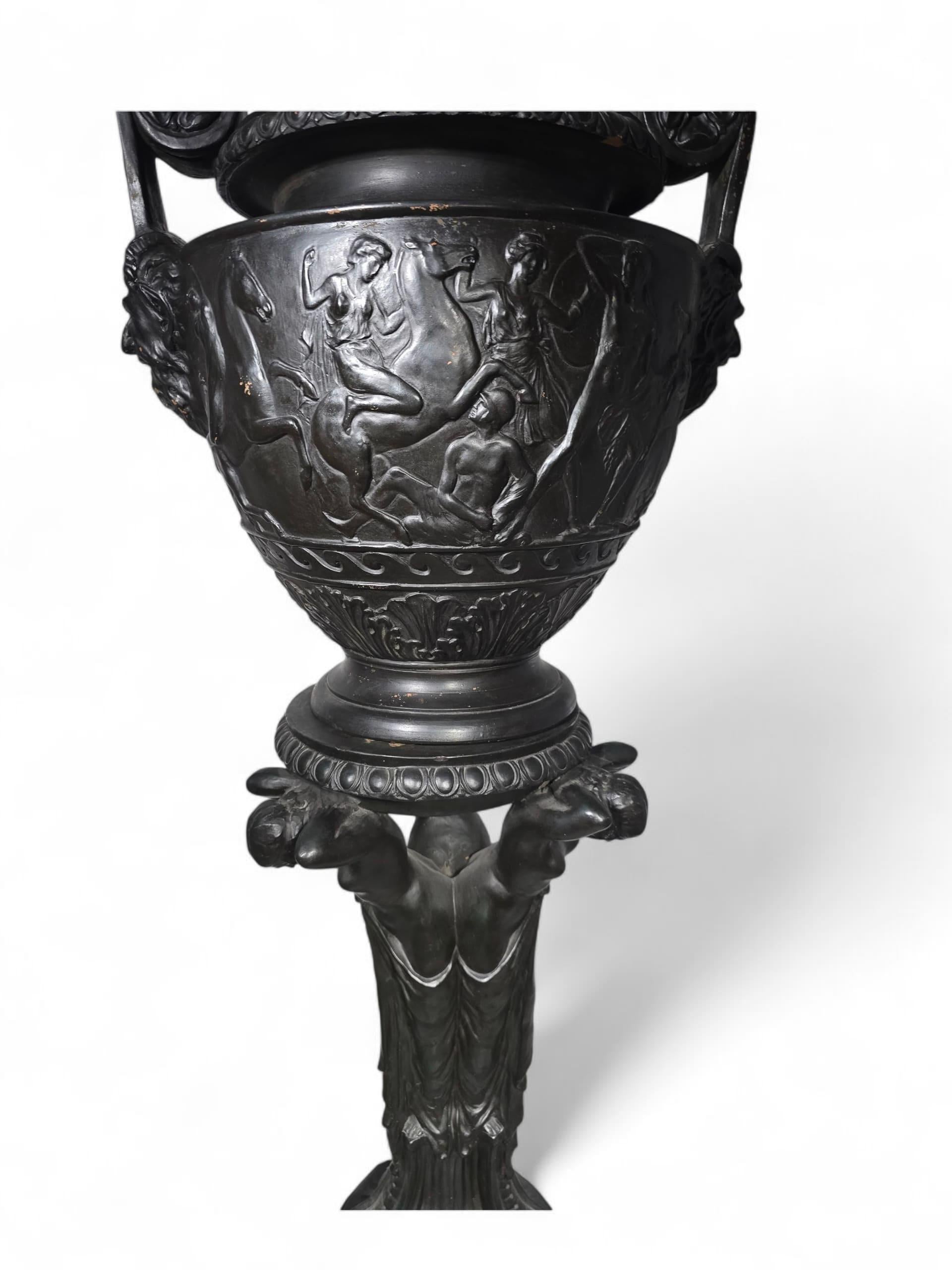Grande vaso in terracotta in stile greco italiano del XIX secolo con piedistallo in vendita 2