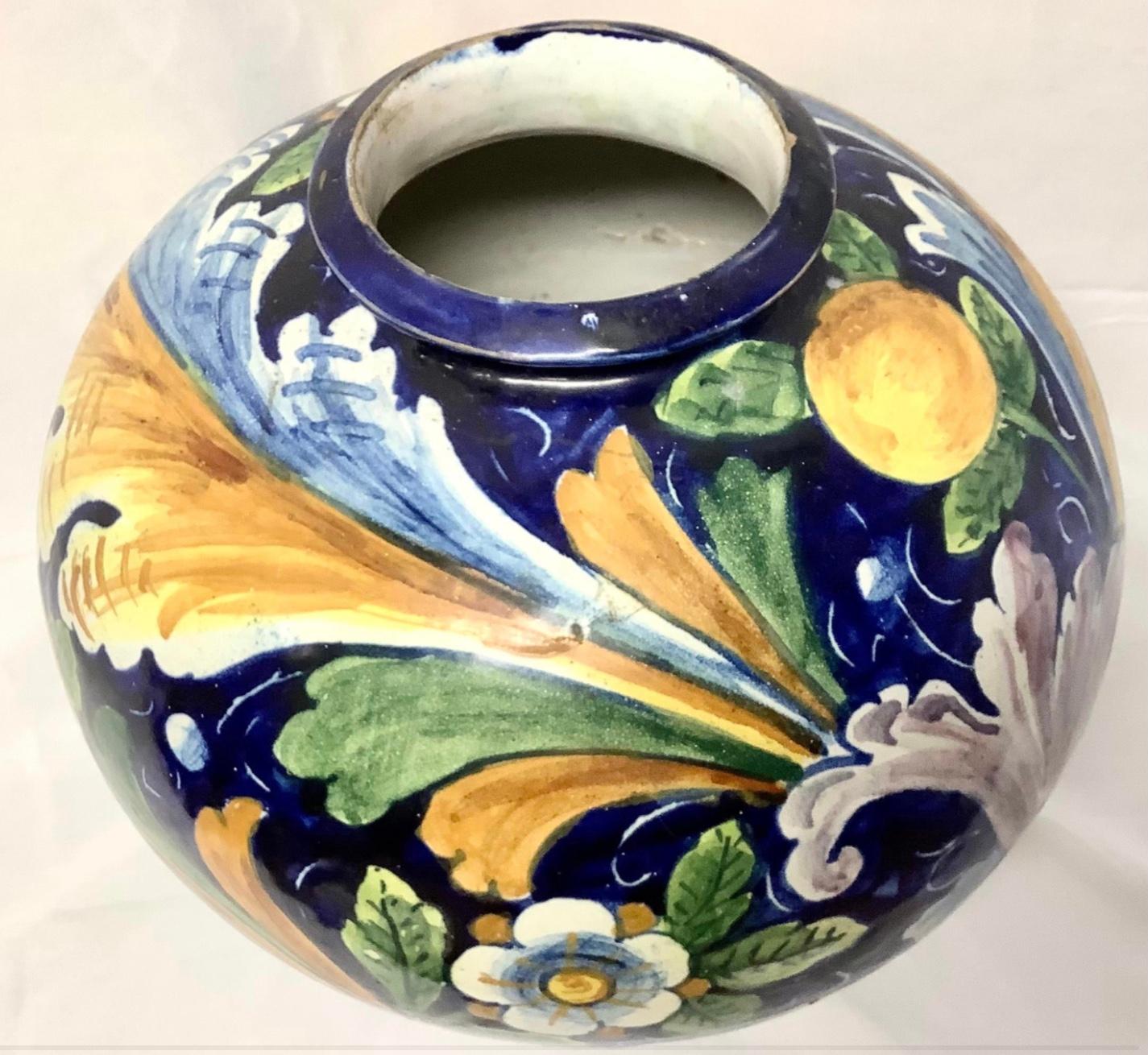 Großer antiker italienischer Majolika-Topf/Vase. Vase in gedrungener Form, polychrom verziert mit floralen und blattförmigen Motiven. 19. Jahrhundert oder früher.