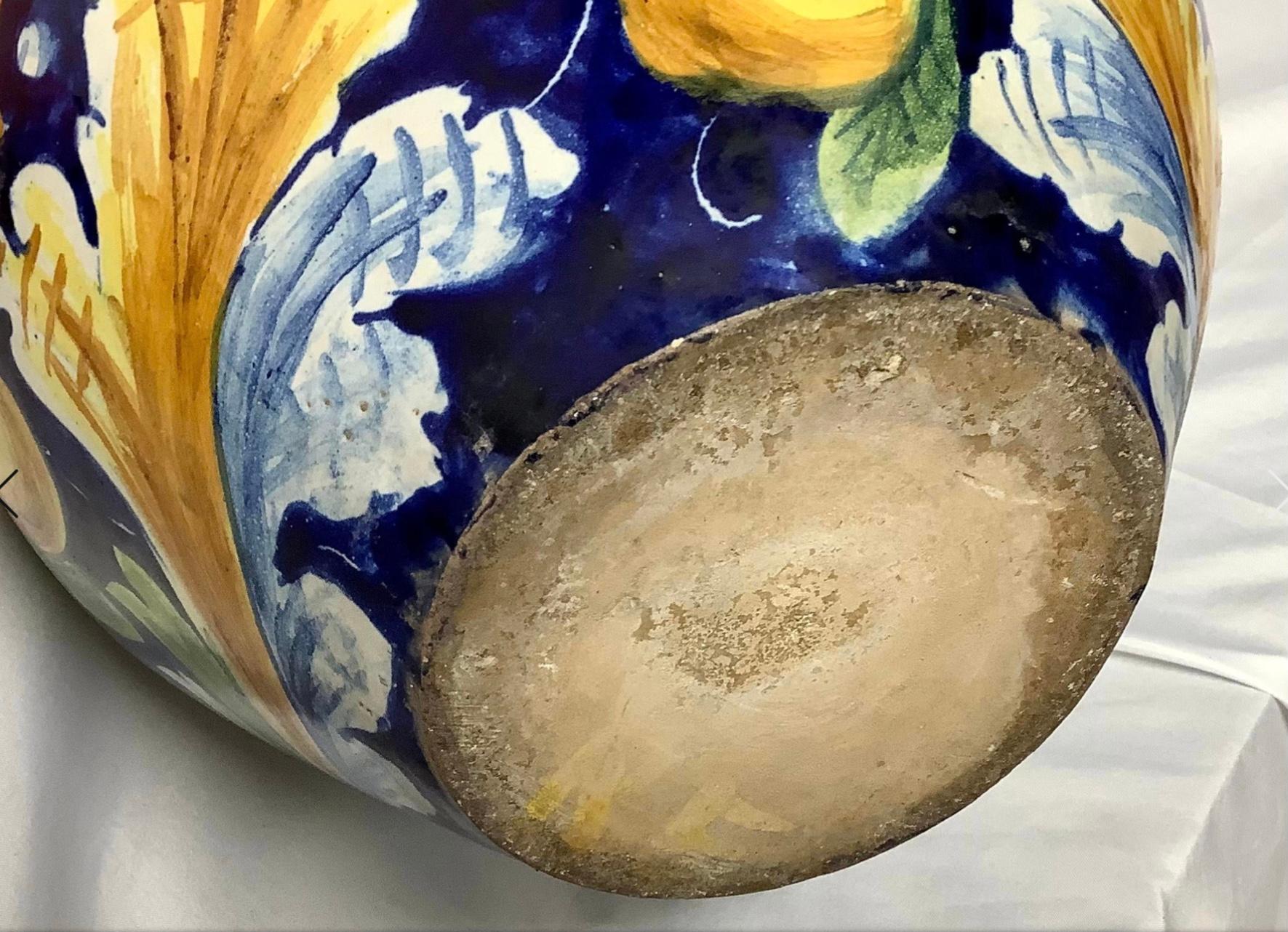 Großer italienischer Maiolica-Töpfer/Vase aus dem 19. Jahrhundert im Zustand „Gut“ in Bradenton, FL