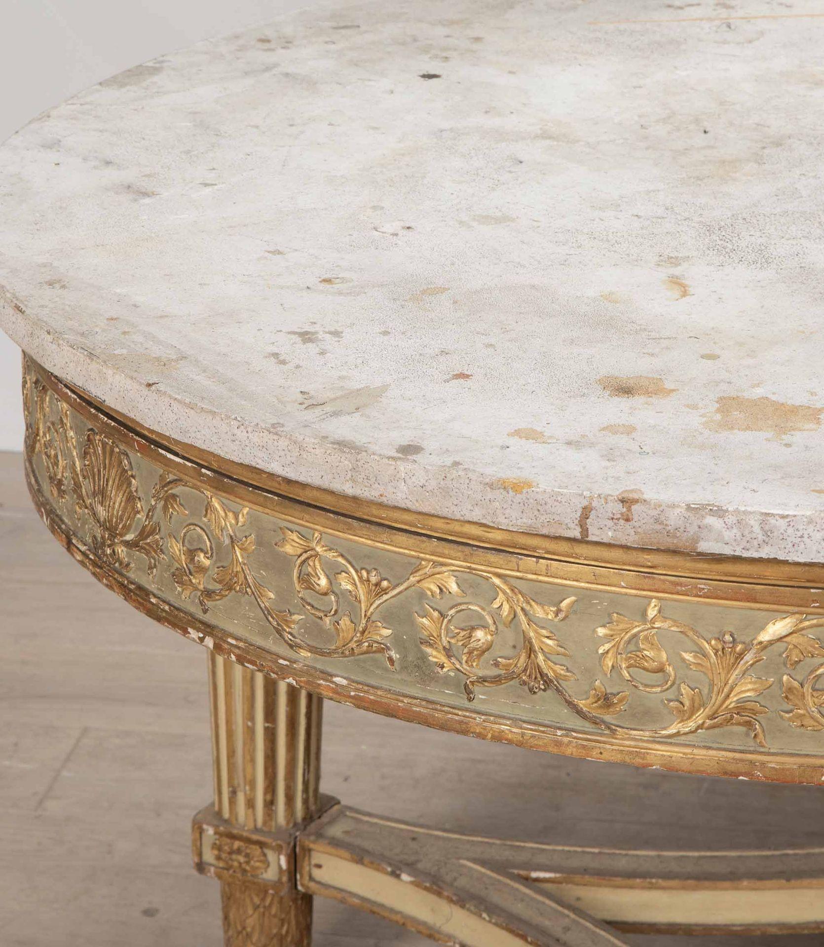Bois doré Grande table centrale ovale italienne du 19ème siècle en vente