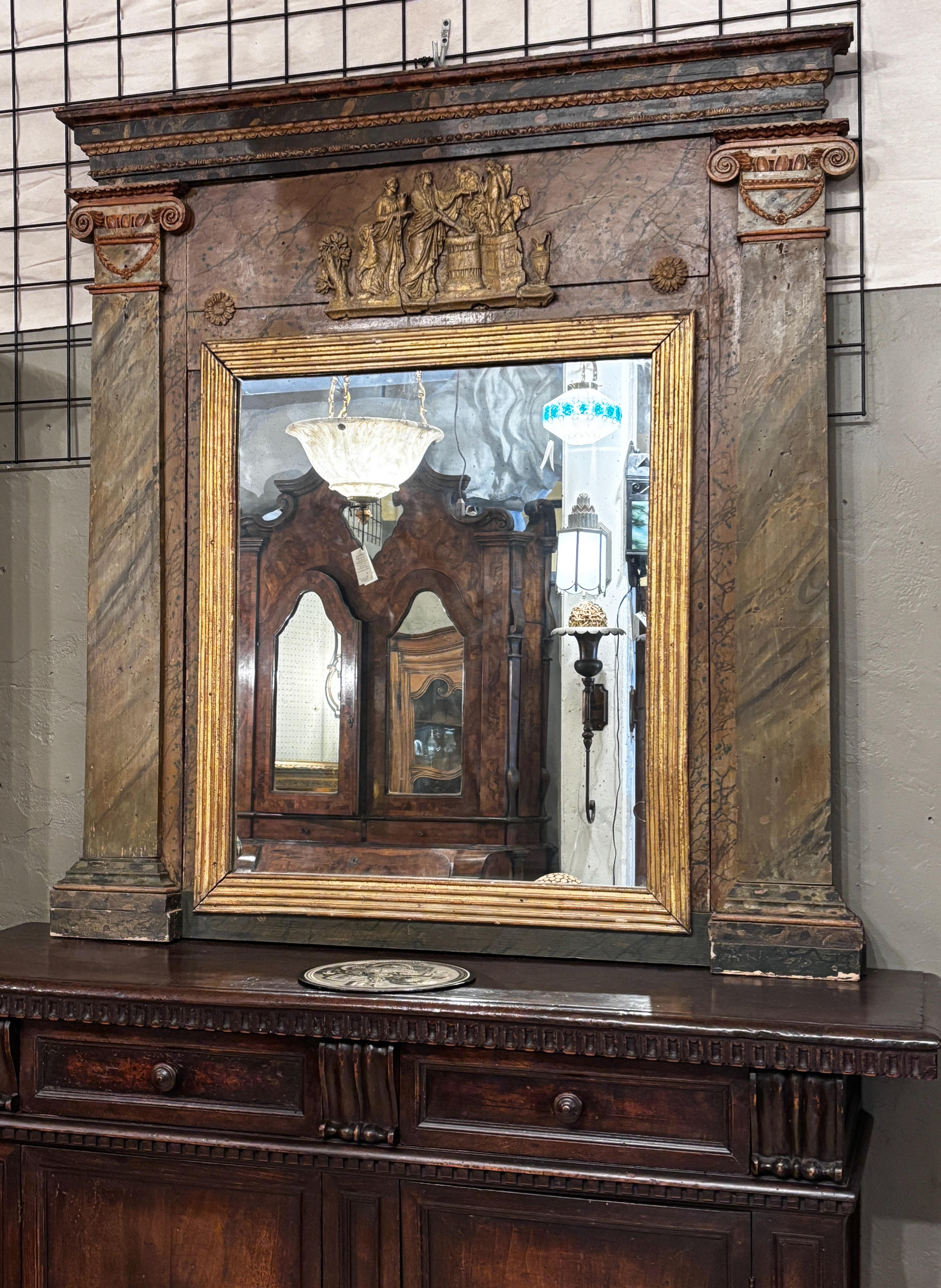Doré Grand miroir de cheminée italien du 18ème siècle peint en vente