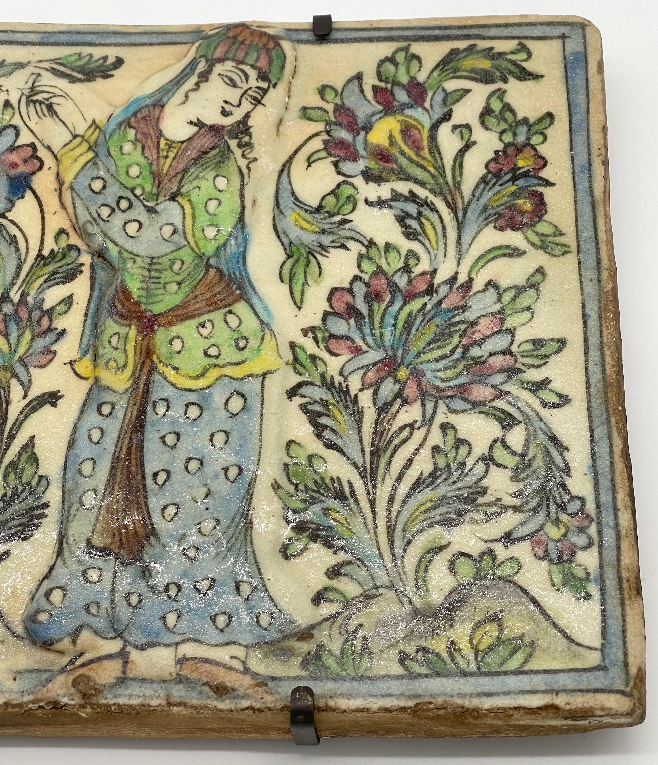 Große Iznik Pottery Bildfliese 'Jungfrauen im Garten' aus dem 19. (19. Jahrhundert) im Angebot